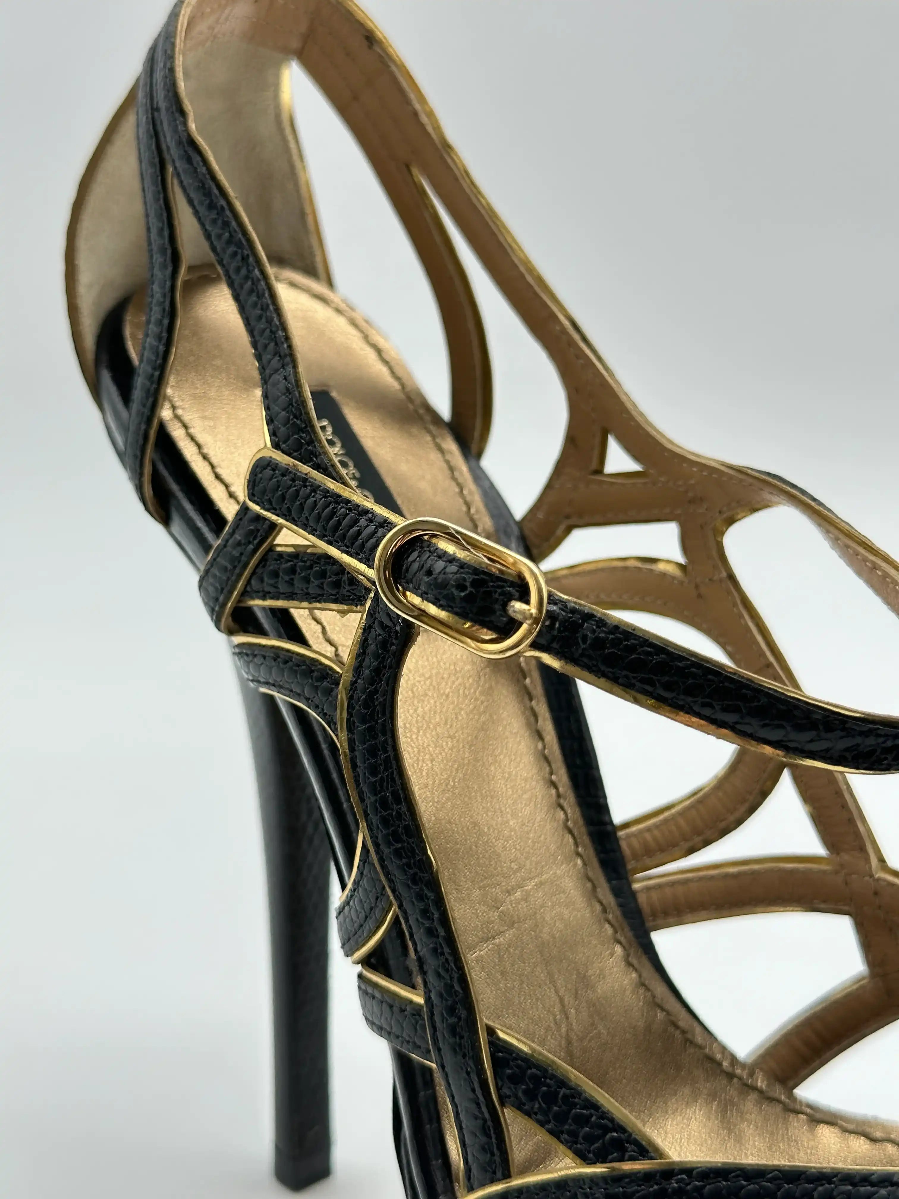 Intertwined Plateau Heels con punta peep toe, cinturini intrecciati, tacco a stiletto di 14 cm e plateau. Eleganza audace, con difetti.