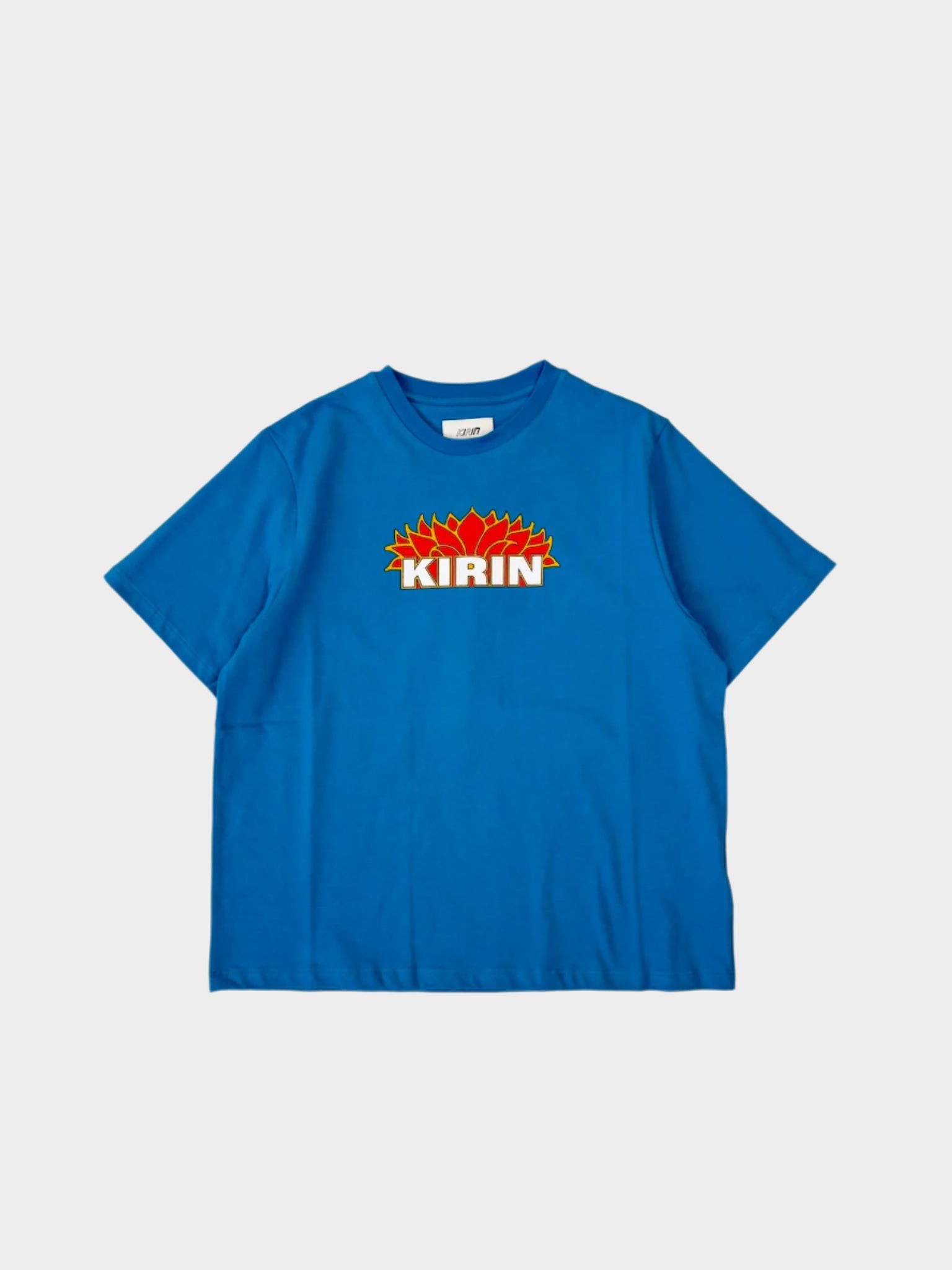 Vista frontale della T-shirt Kirin azzurra con stampa flower logo