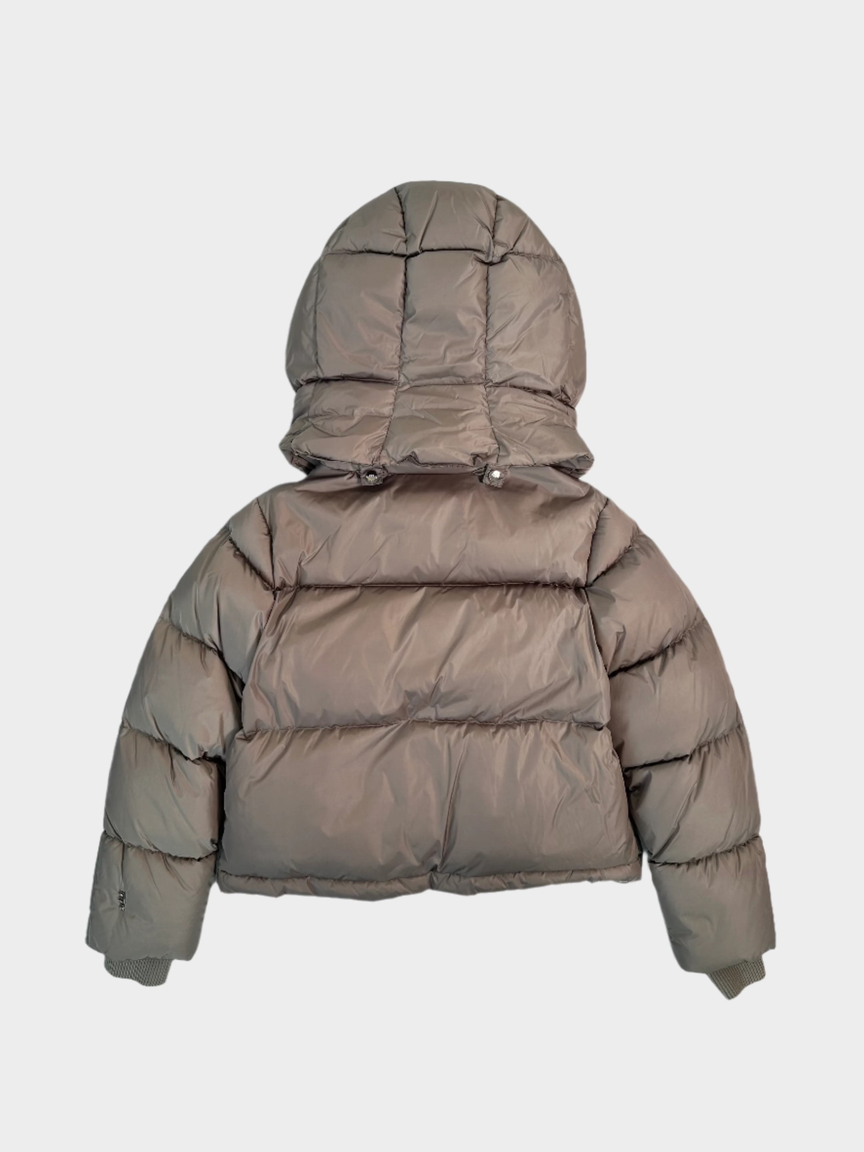 Lady Down Jacket con cappuccio removibile, chiusura zip e bottoni, polsini a coste e tasche con bottoni a pressione. Calda ed elegante.