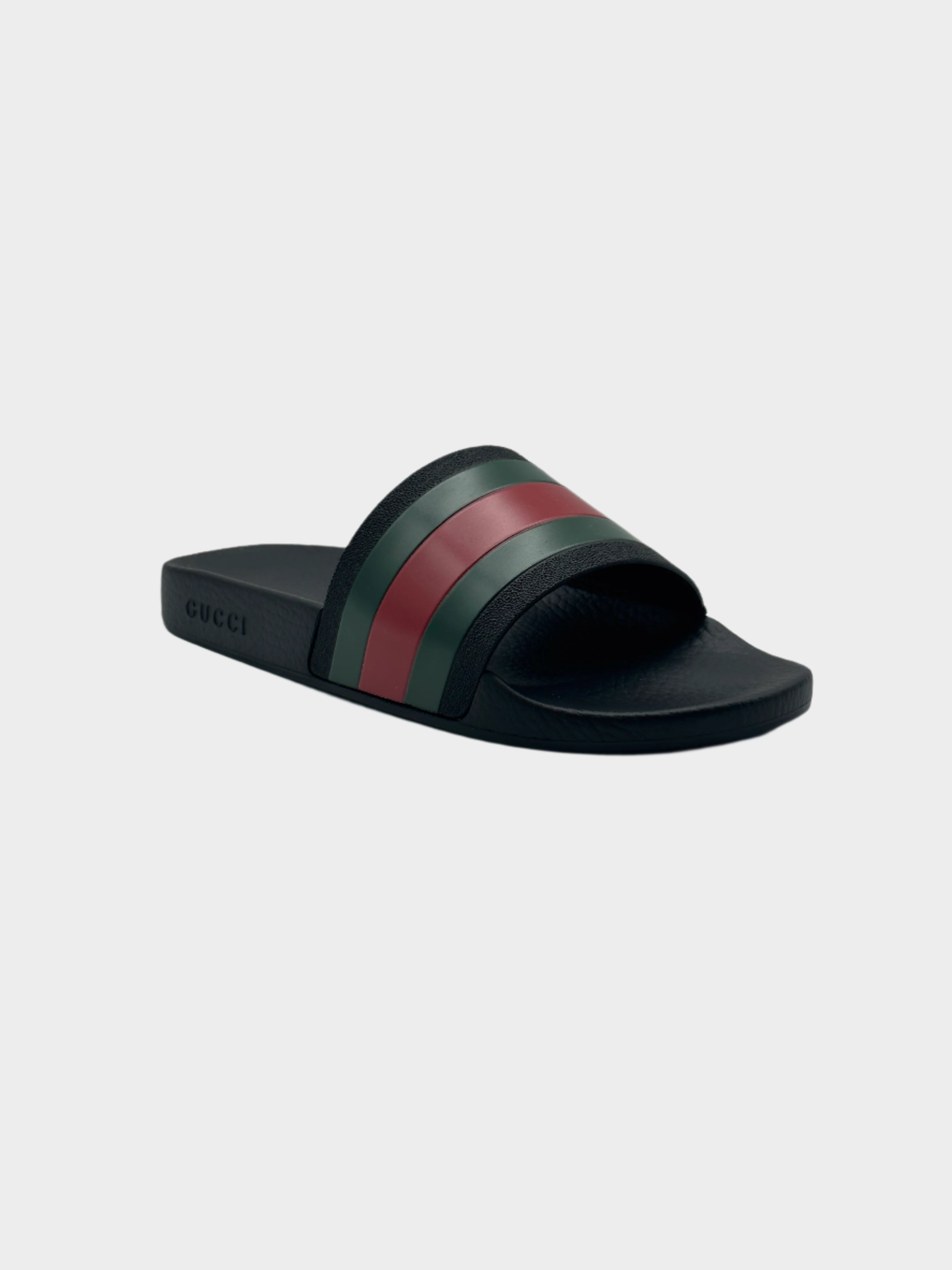 "Logo Flag Slippers con punta arrotondata, suola in gomma e cinturino con logo band. Comfort e stile casual.