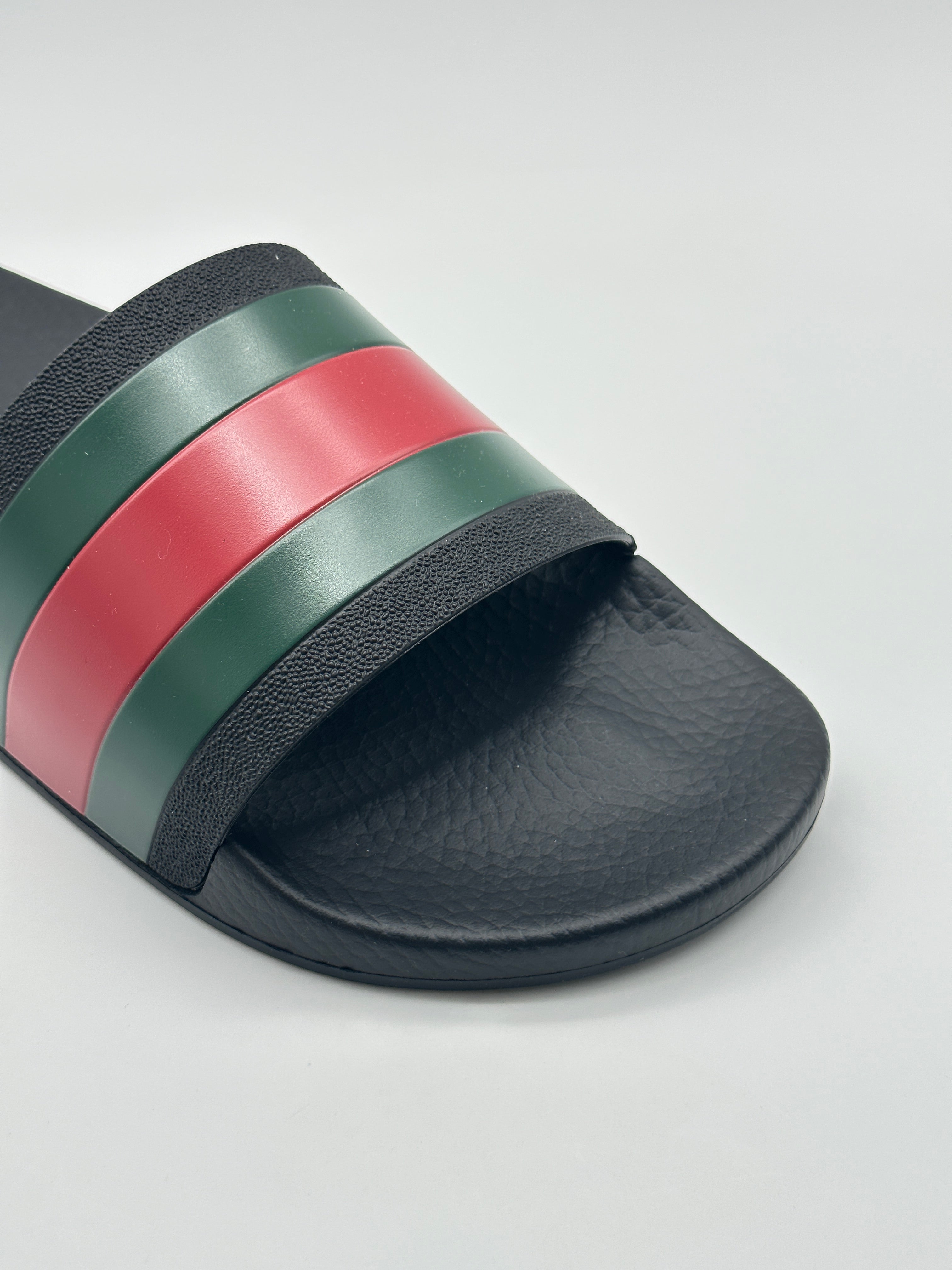 Logo Flag Slippers con punta arrotondata, suola in gomma e cinturino con logo band. Comfort e stile casual.