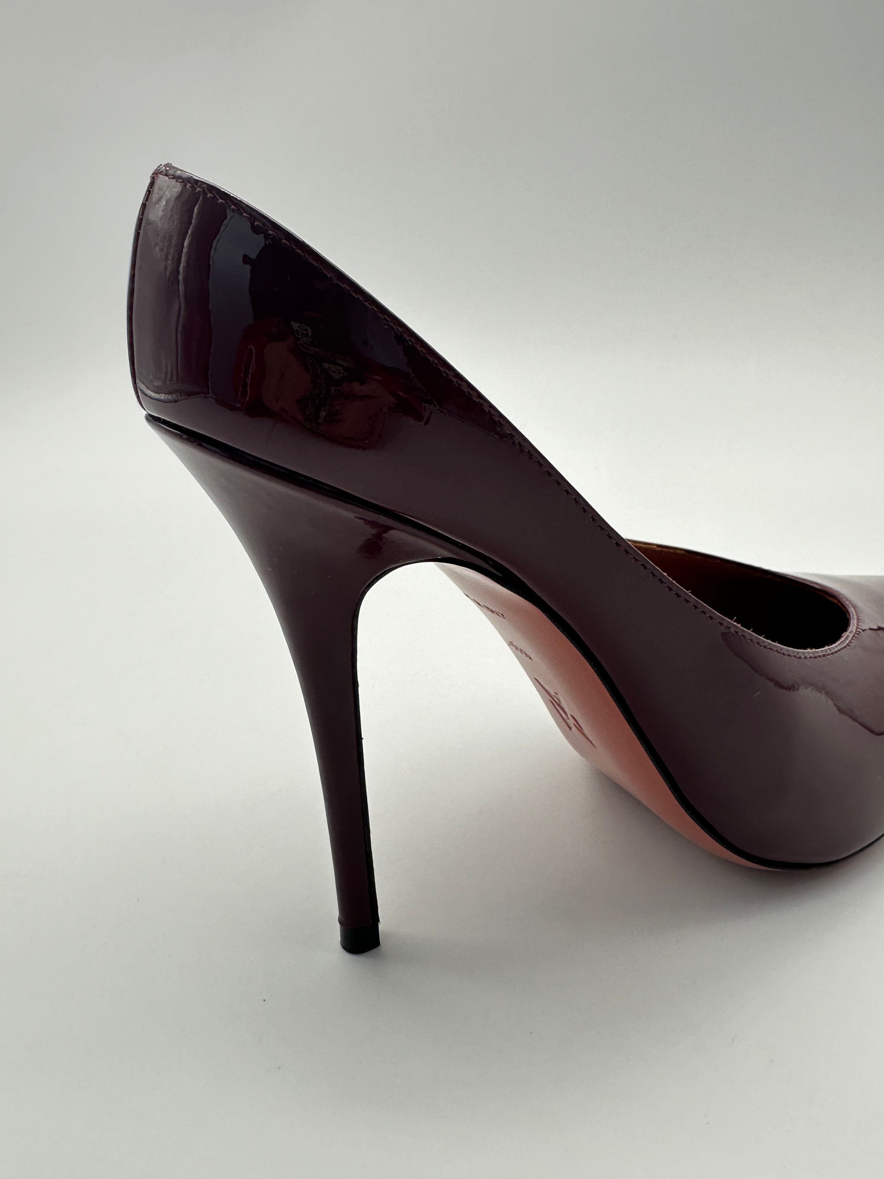 Patent Wine con punta affusolata, tacco a stiletto da 10,5 cm in pelle verniciata.