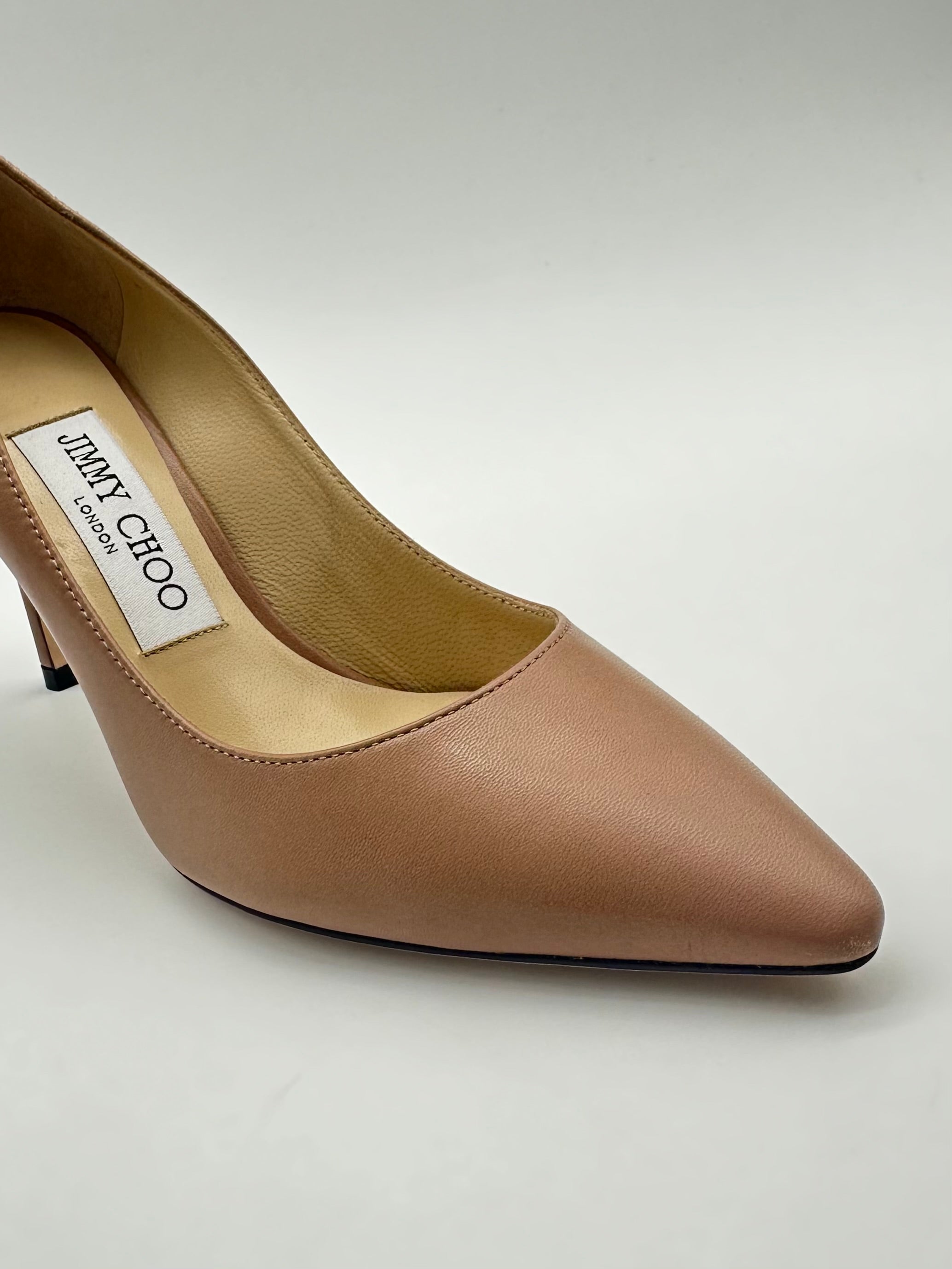 Pink Leather Pumps in pelle opaca con punta affusolata, fodera in pelle e tacco a spillo da 8 cm.