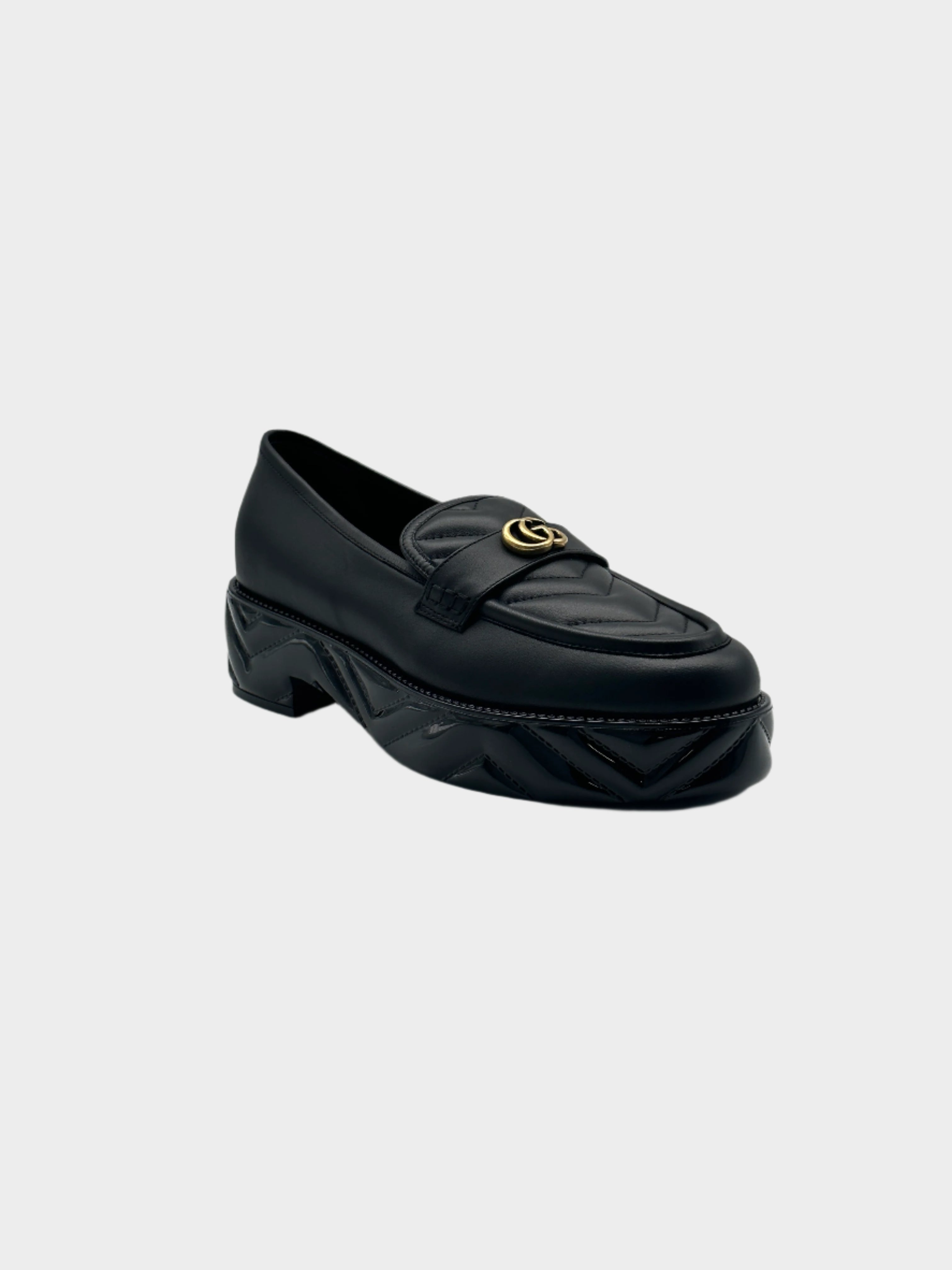 Platform Loafers con punta arrotondata, logo dorato, suola matellassé e piattaforma da 5 cm. Eleganza e comfort.