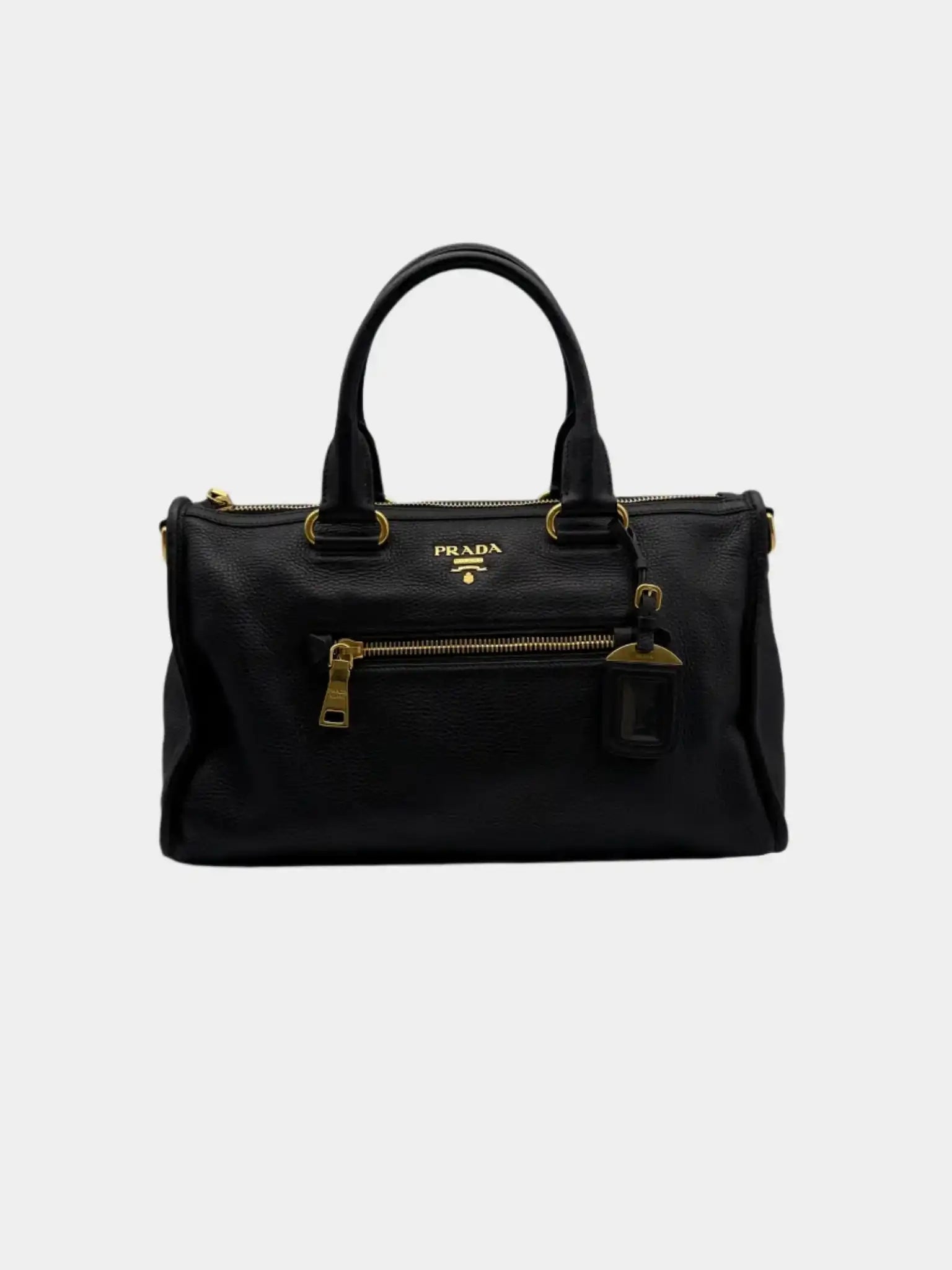 Vista frontale della borsa nera Prada in pelle martellata con tasca zip