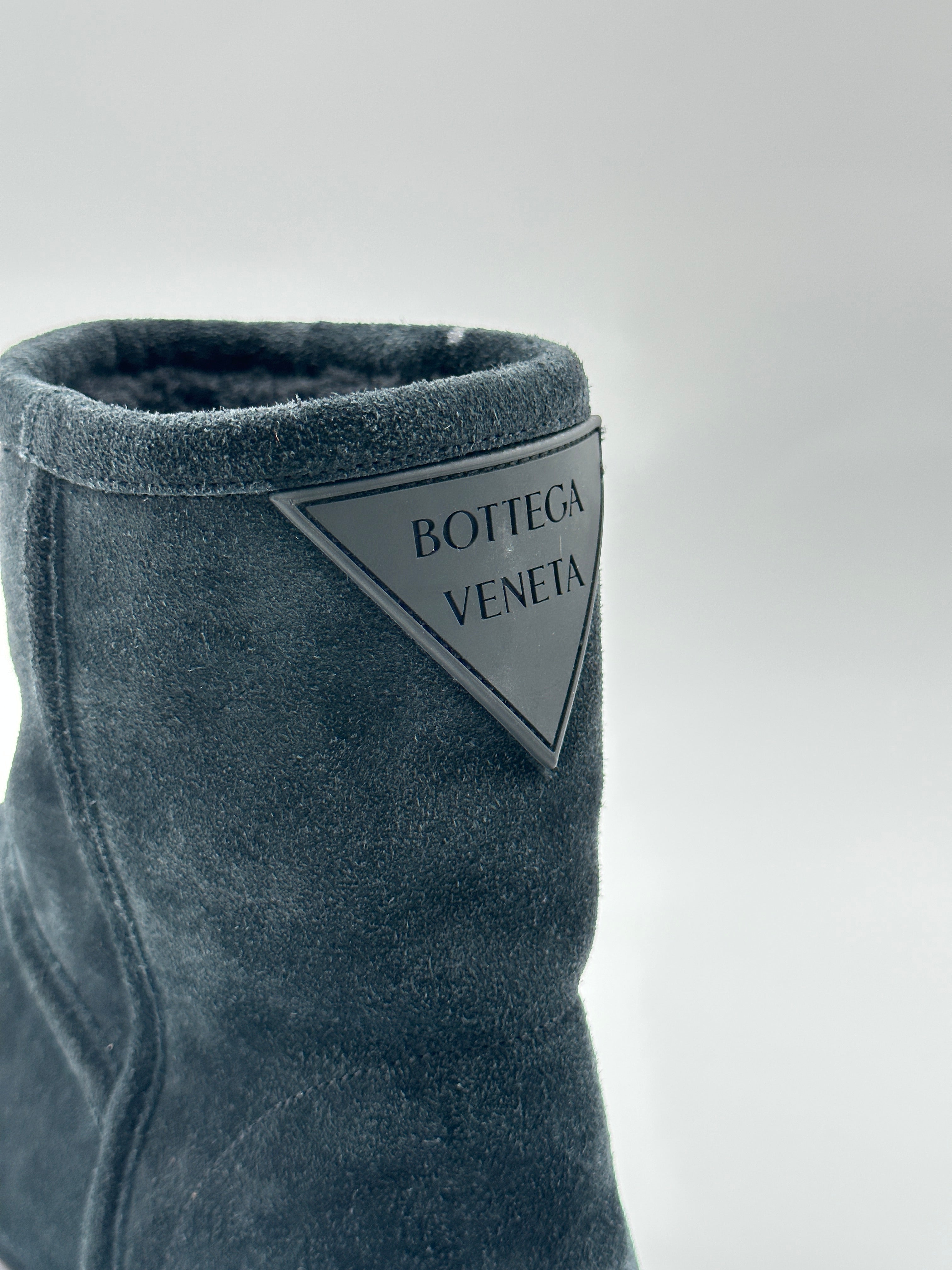 Puddle Boots con punta arrotondata, suola in gomma, logo in gomma sul retro e dettaglio in pelliccia interna. Perfette per la pioggia.