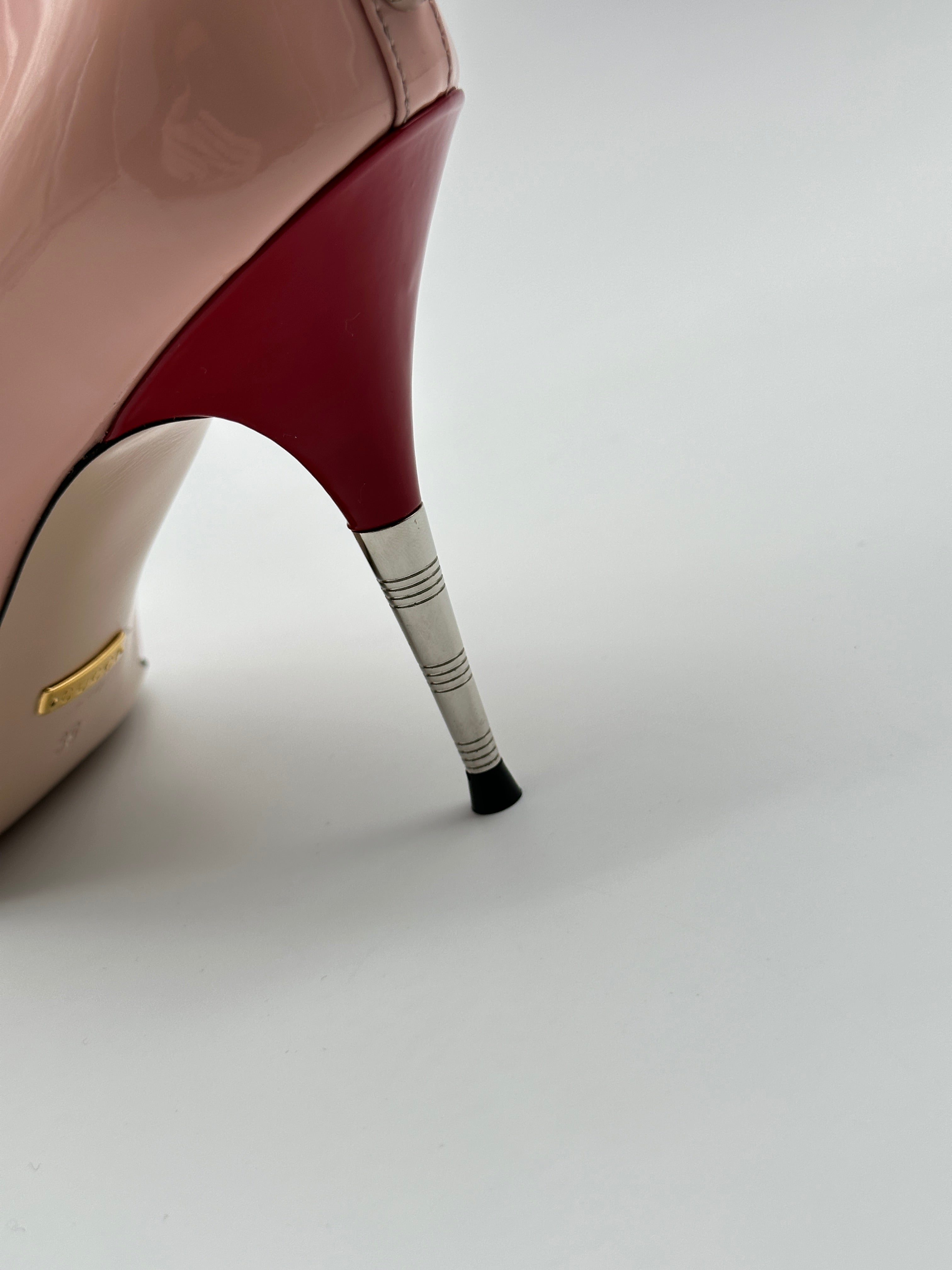 Sadie Spike Heels con punta affusolata, fiocco logo in metallo, spikes sul retro e tacco a spillo multicolore da 9 cm.