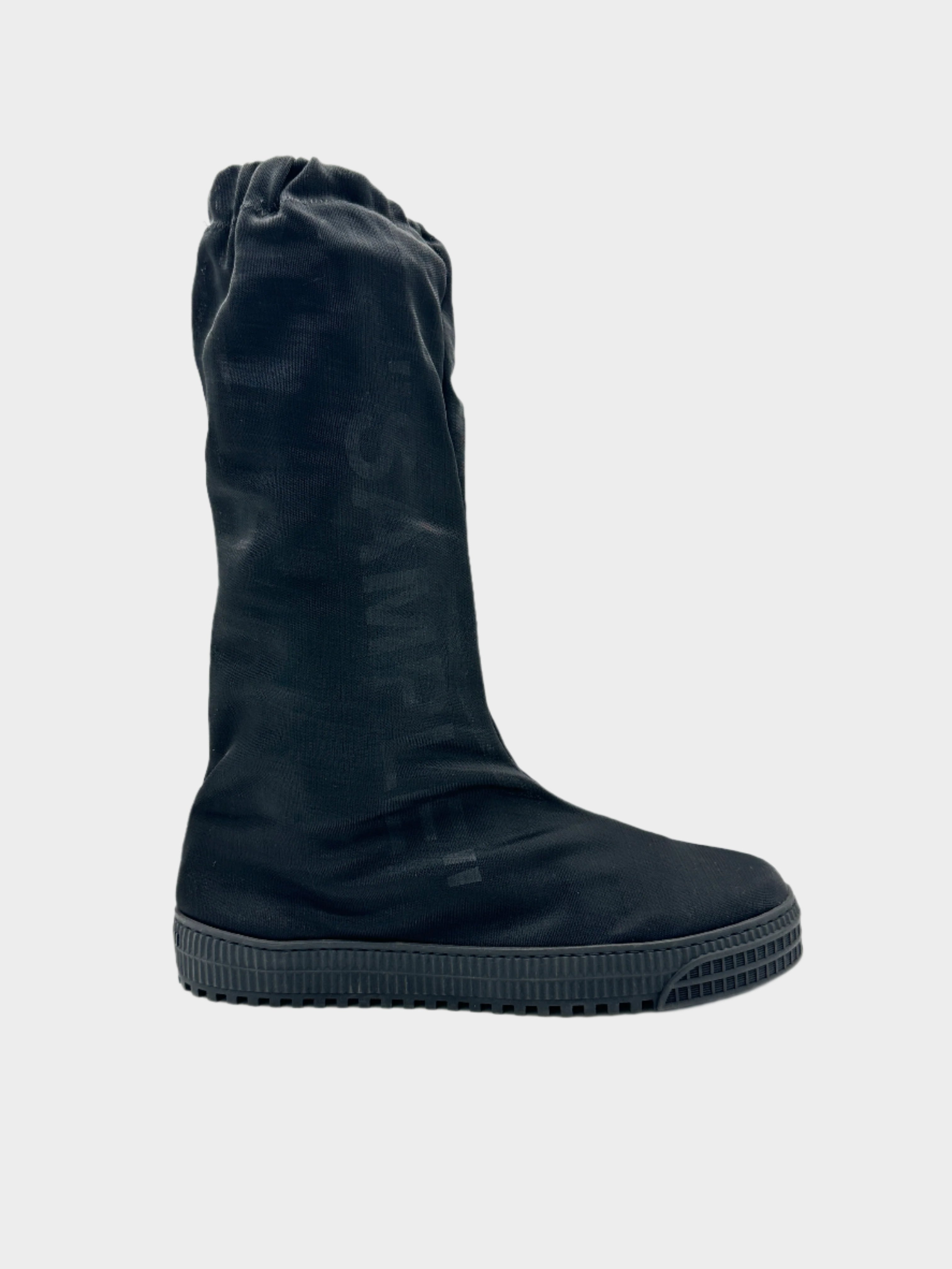 ‘Sample’ Boots in mesh nero trasparente con zip e slogan del brand.