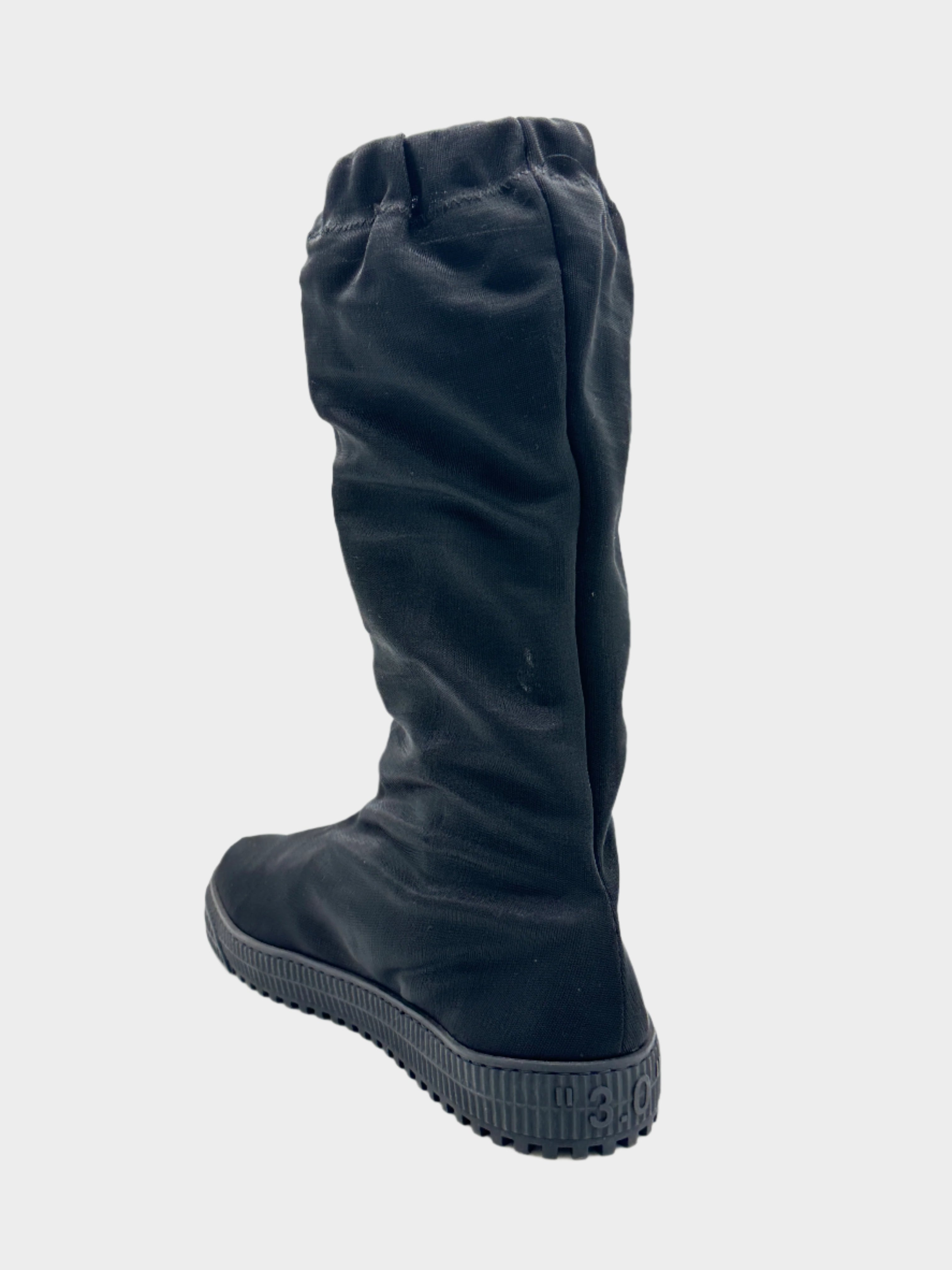 ‘Sample’ Boots in mesh nero trasparente con zip e slogan del brand.