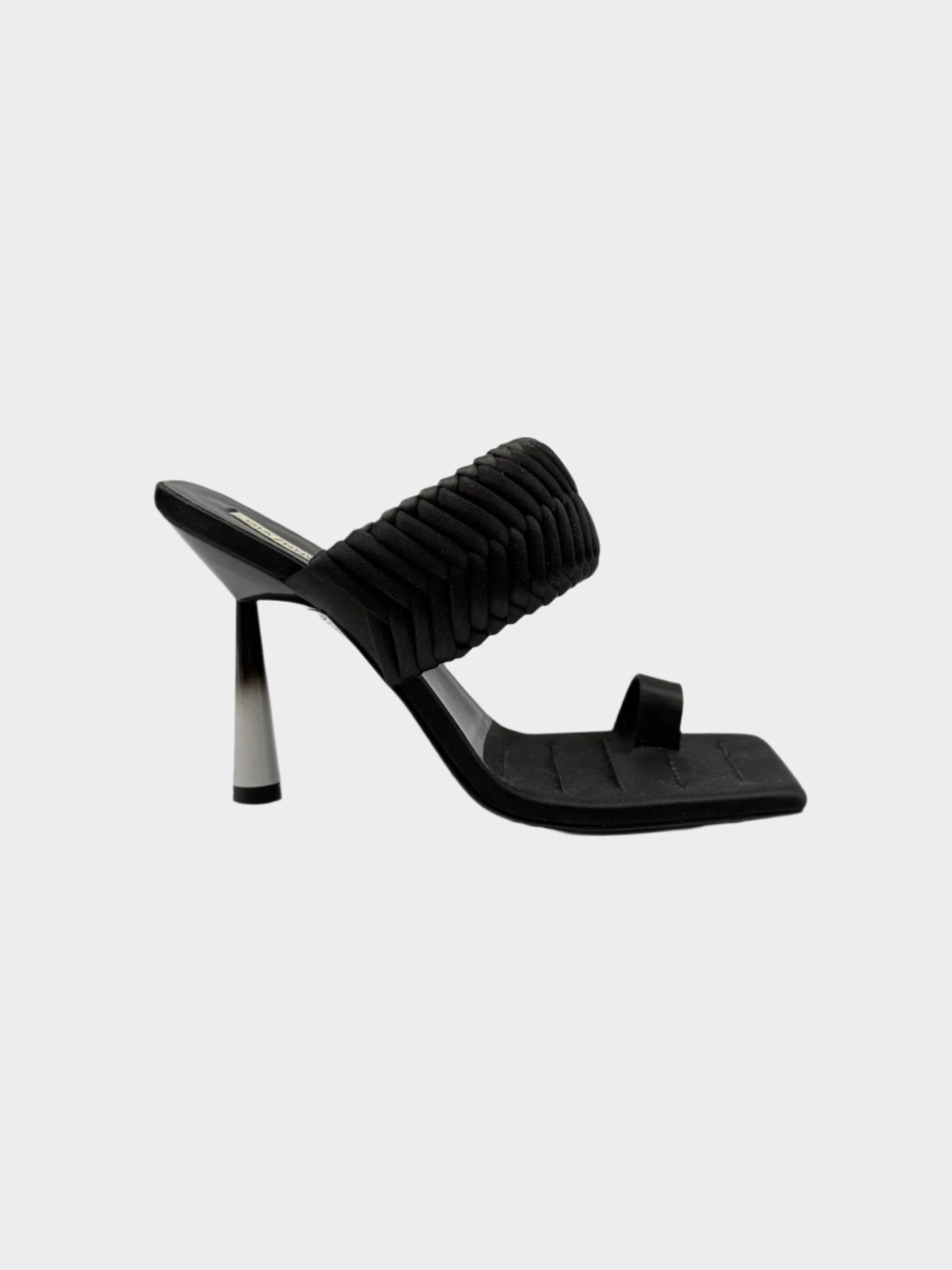 Sandalo Gia Borghini nero in satin con fascia intrecciata e tacco sfumato vista laterale