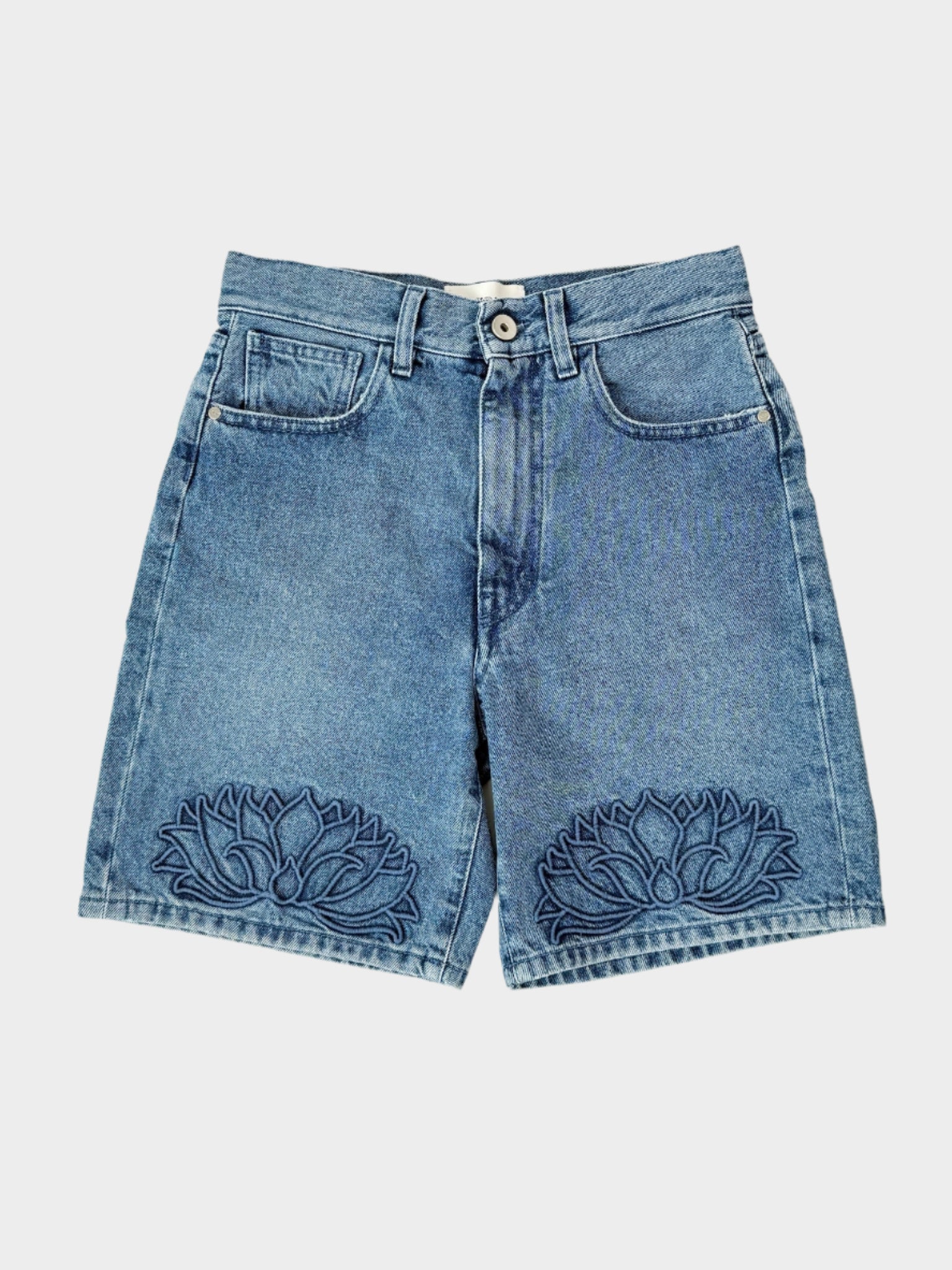 Shorts in denim blu con ricamo floreale tono su tono vista frontale