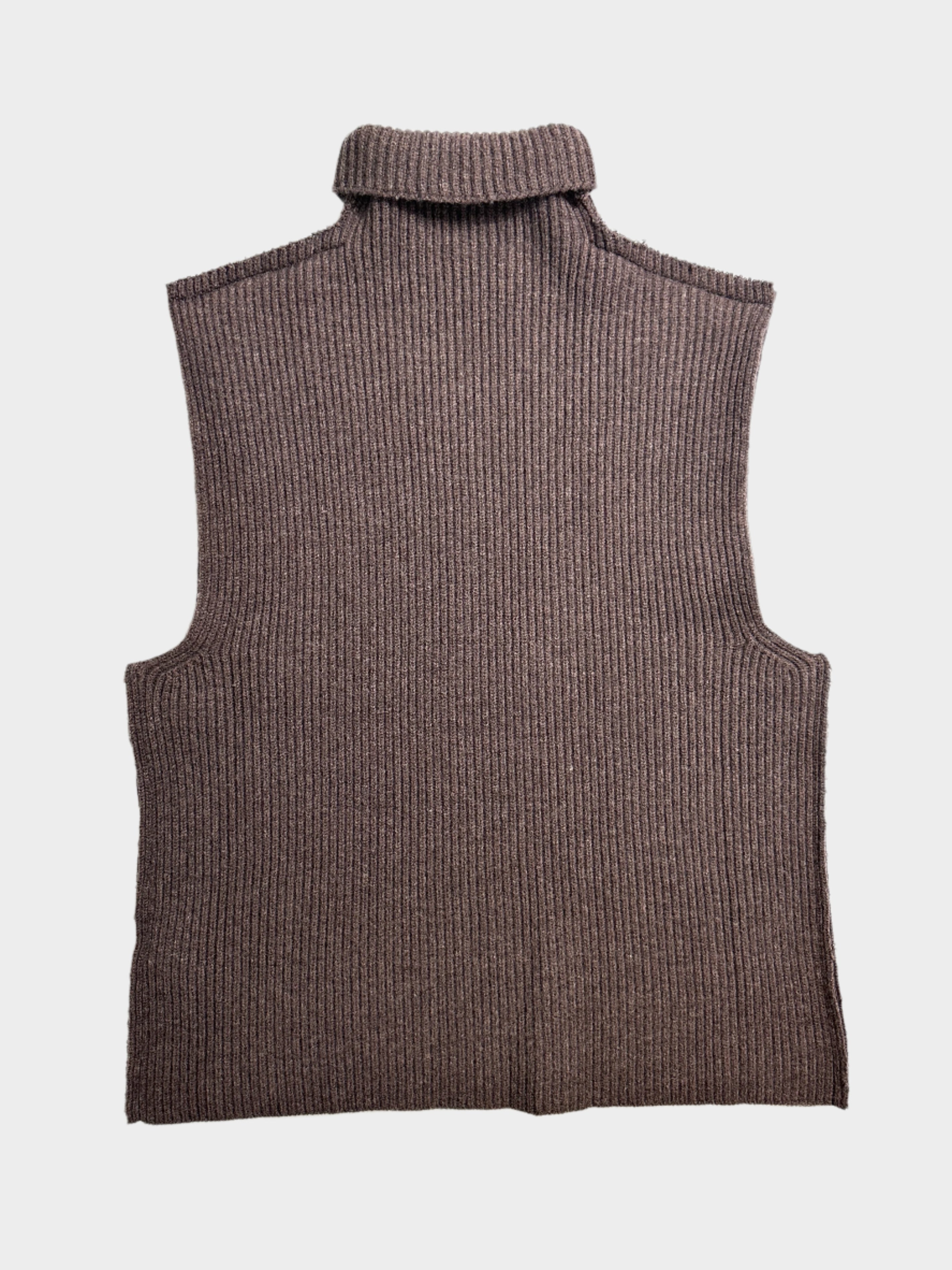 Sleeveless Jumper in lana vergine con collo alto e intrecciature.