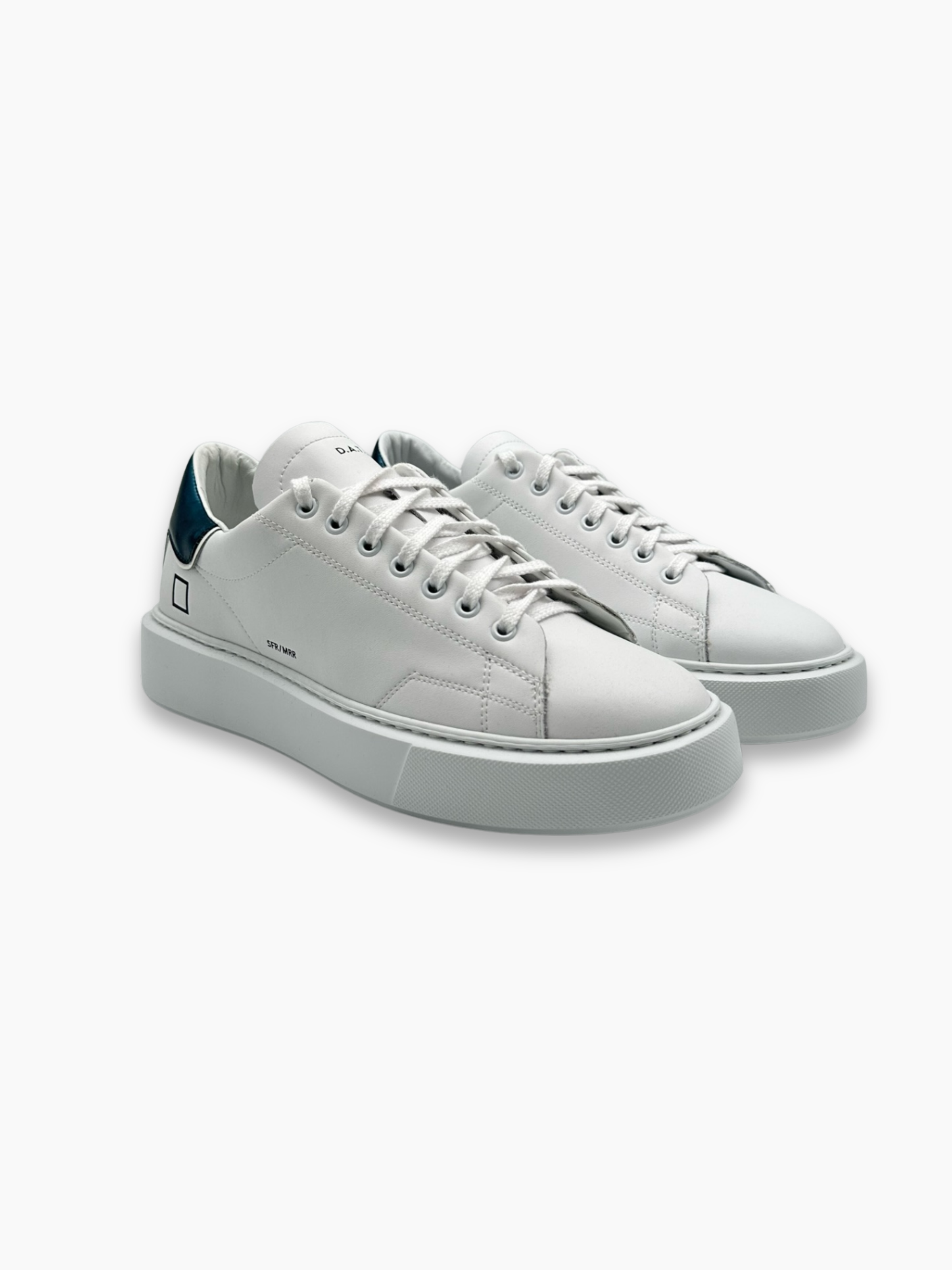 Sneakers bianche D.A.T.E. in pelle con suola platform e tallone verde vista angolata