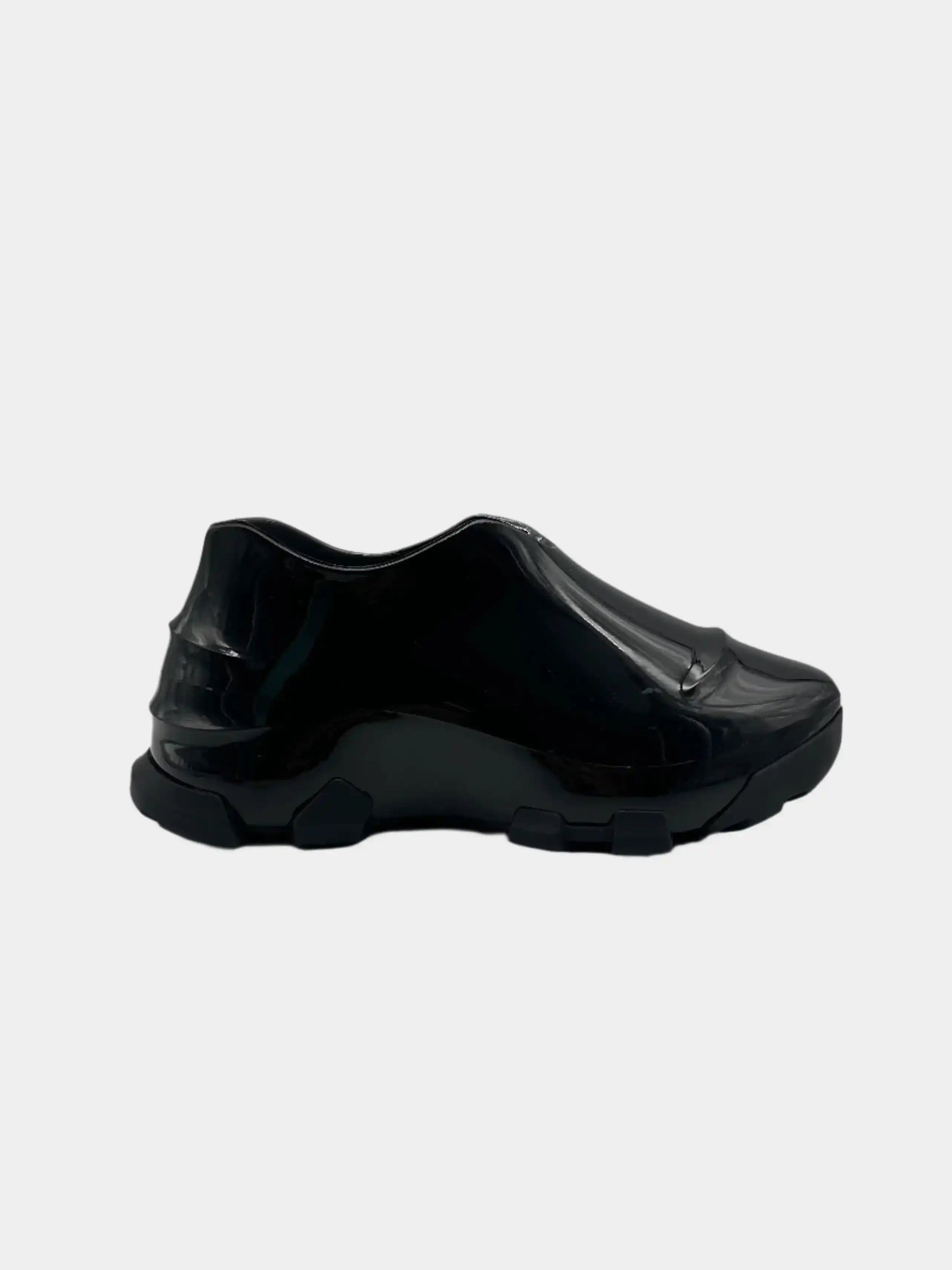 sneakers givenchy nero, monumental mallow, scarpe in gomma givenchy, sneakers futuristiche, calzature fashion givenchy