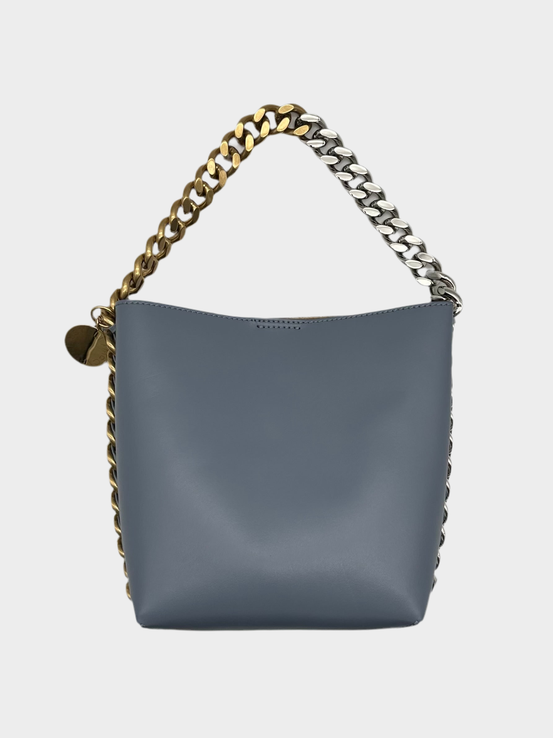 Vista frontale della borsa Frayme a secchiello Stella McCartney in pelle vegana azzurra