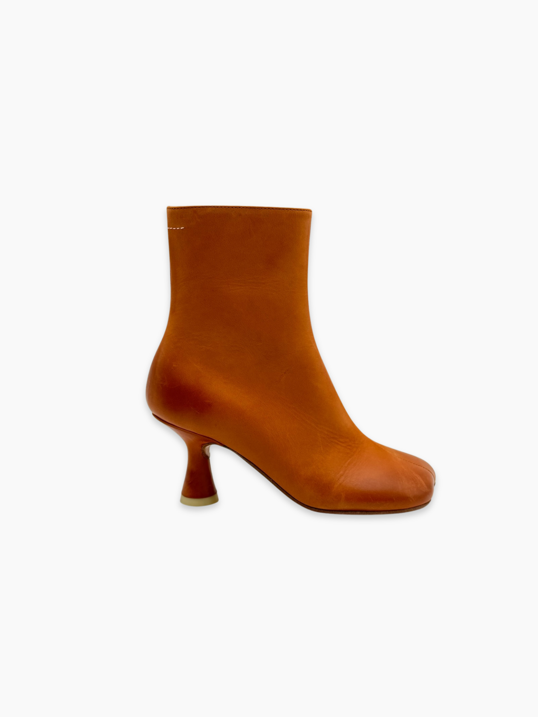 Stivaletti Maison Margiela in pelle liscia color tabacco con tacco sottile e zip laterale vista laterale