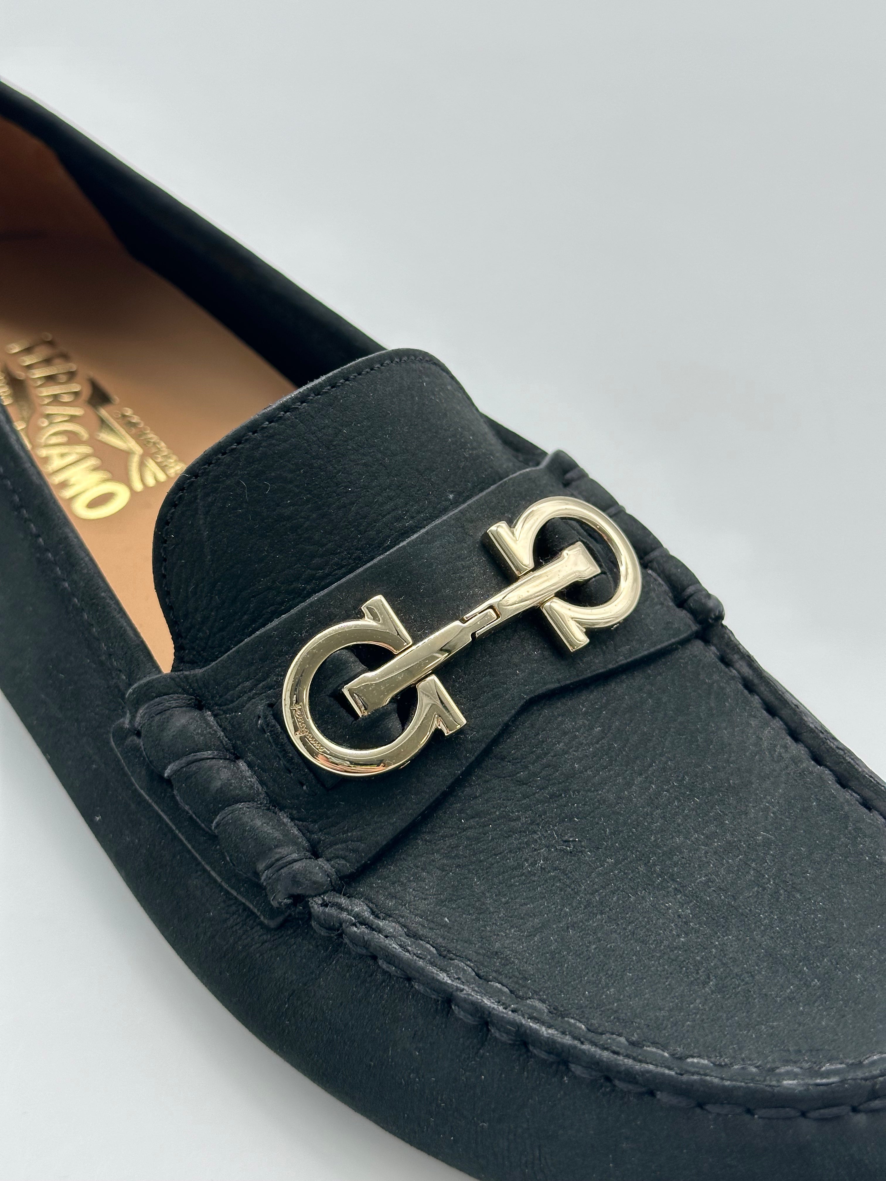 Suede Buckle Mocassini in suede con punta arrotondata, fibbia dorata e suola in gomma con borchie. Eleganza e praticità.