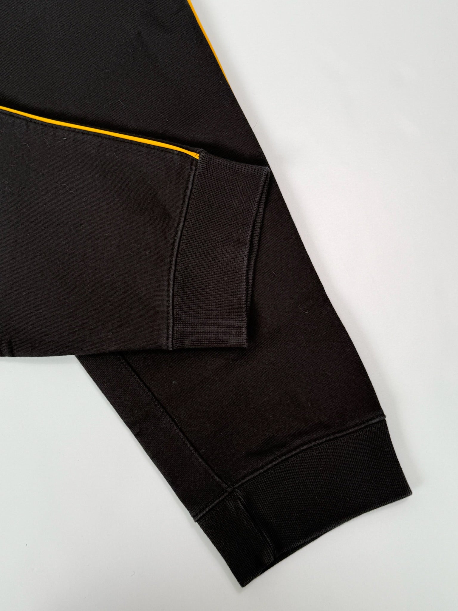 Pantalone Della Tuta Nero Con Dettagli Gialli E Swash Gommato
