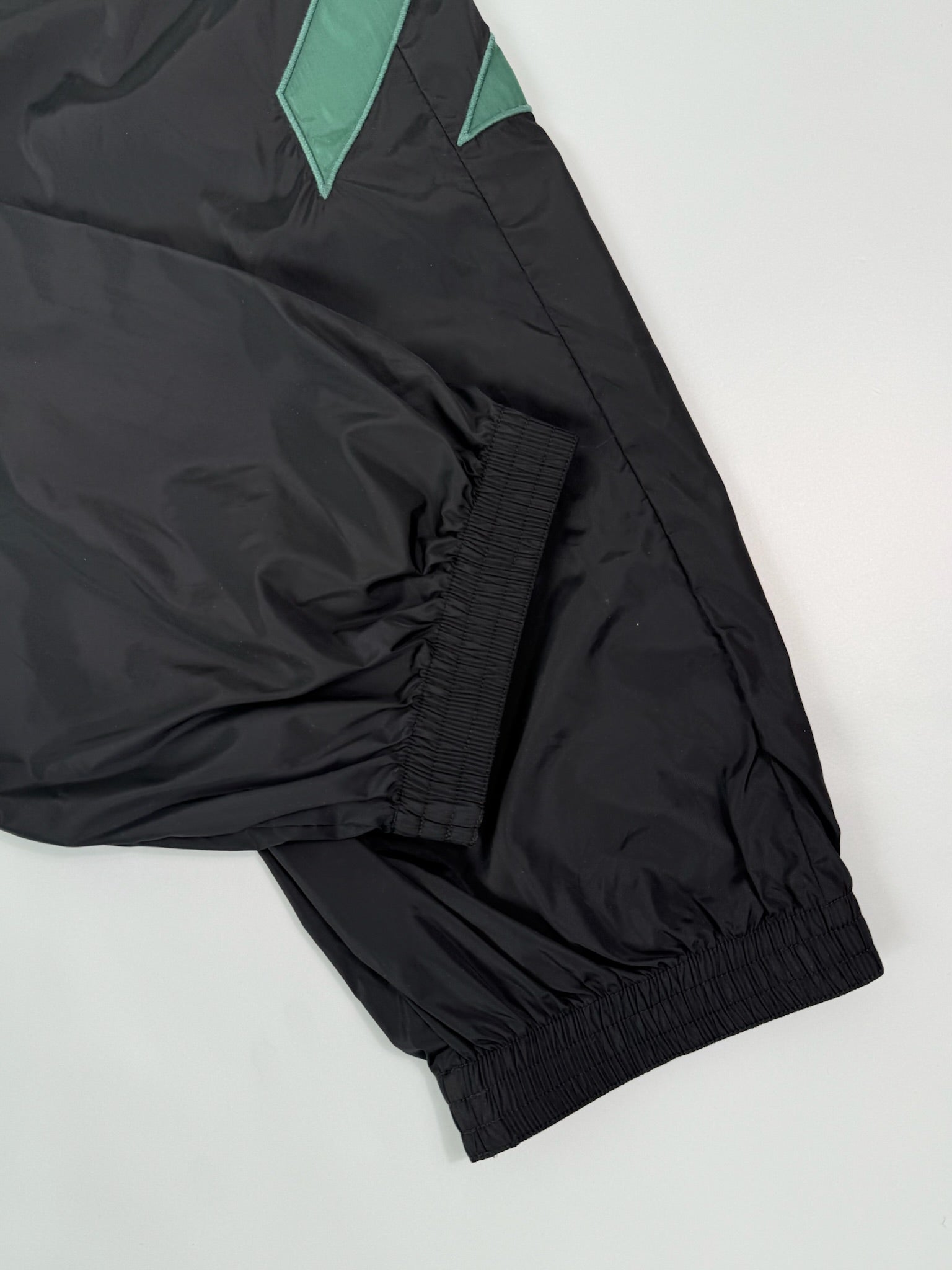 Pantaloni Sportivi Neri Con Bande Diagonali Verde Petrolio