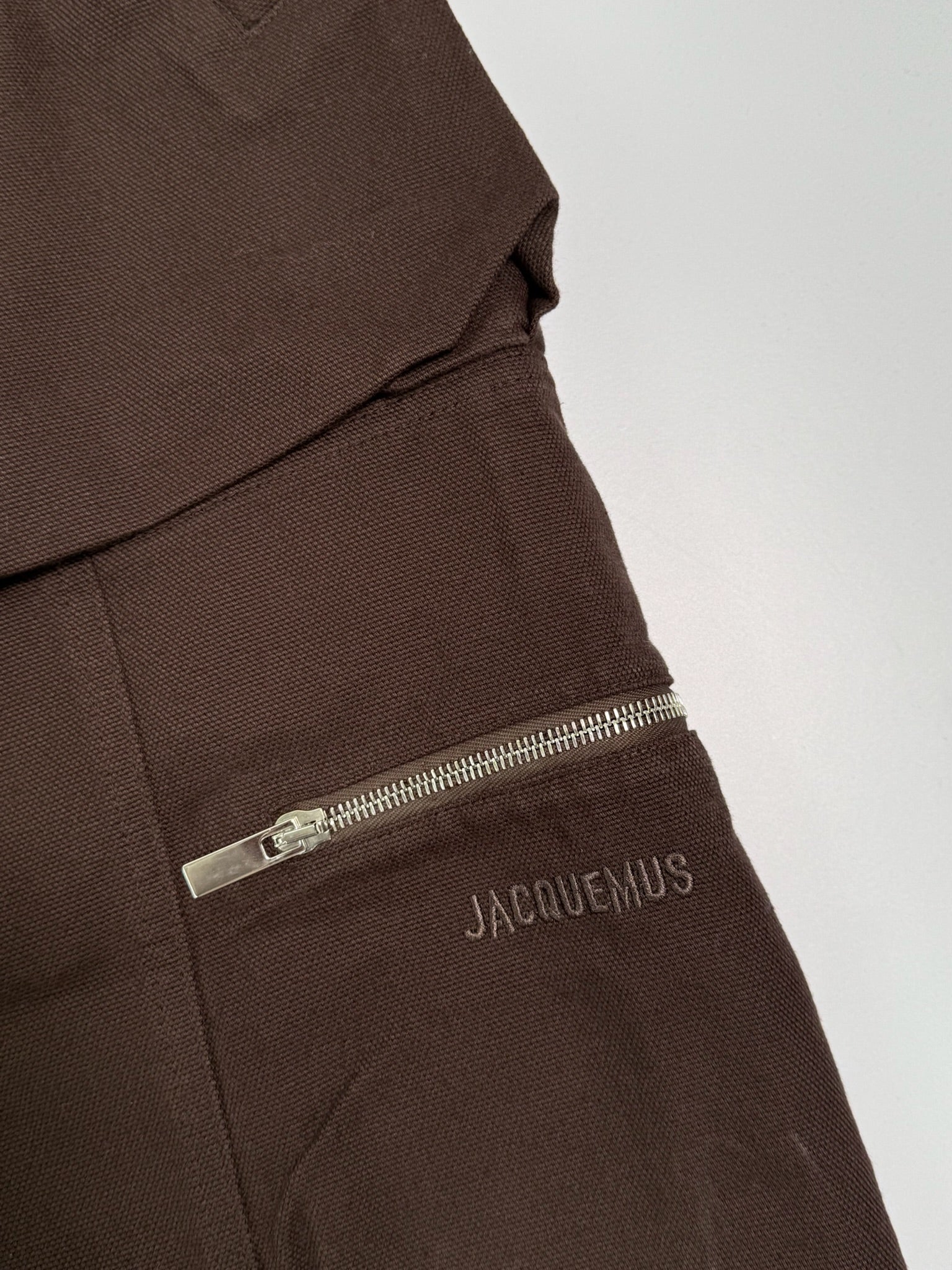 Pantaloni Cargo Marroni Jacquemus Con Tasche E Zip Decorative