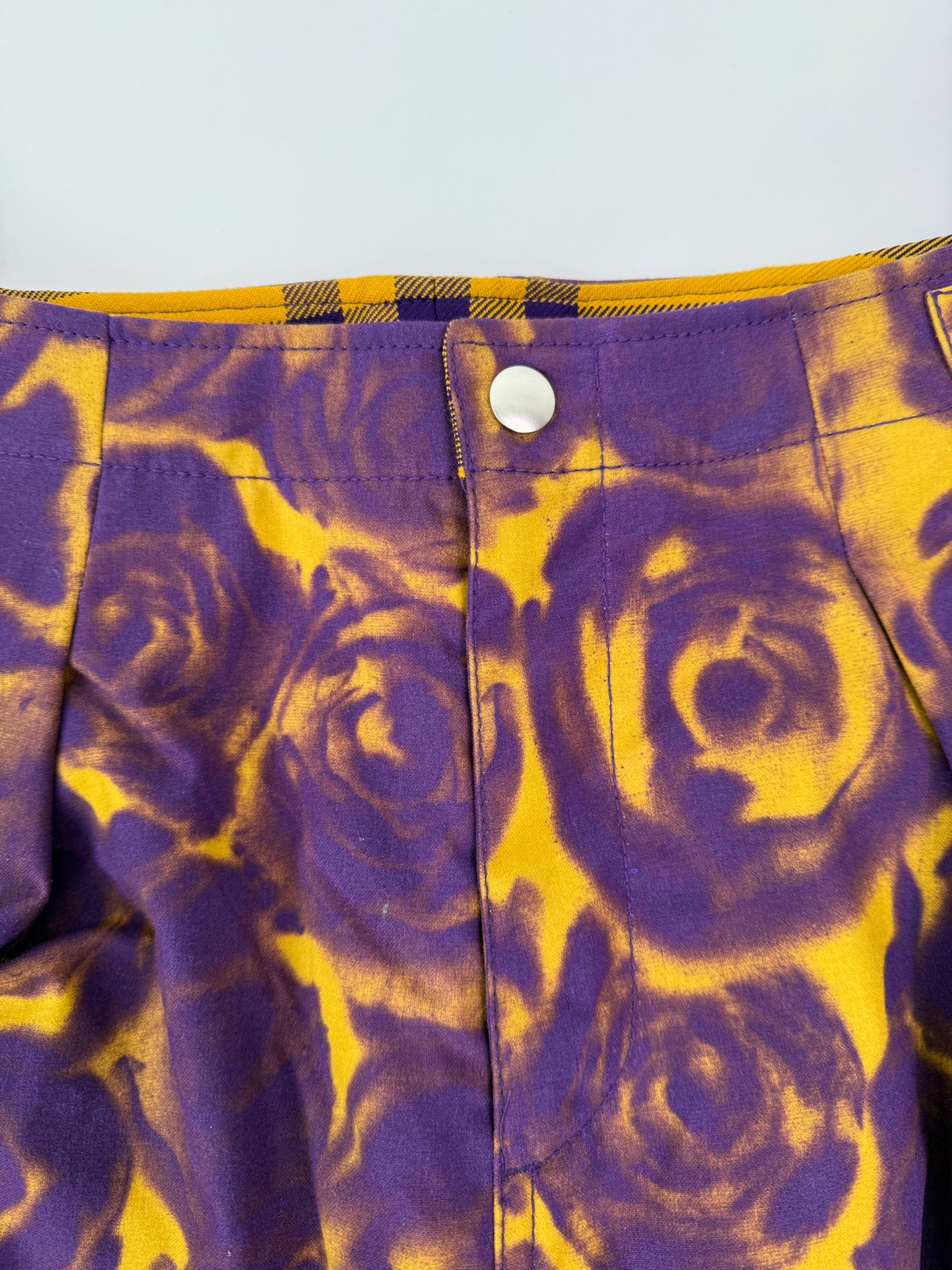 Pantaloni A Gamba Ampia Con Fantasia Rose Viola E Gialla