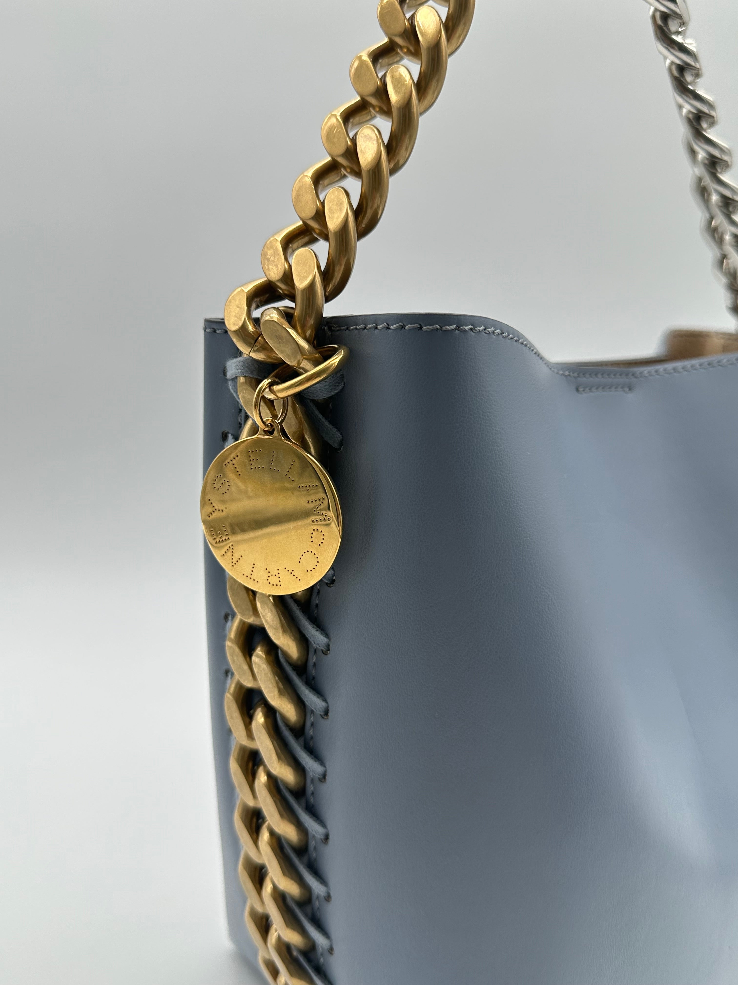 Borsa A Secchiello Frayme Azzurra In Pelle Vegana Con Tracolla