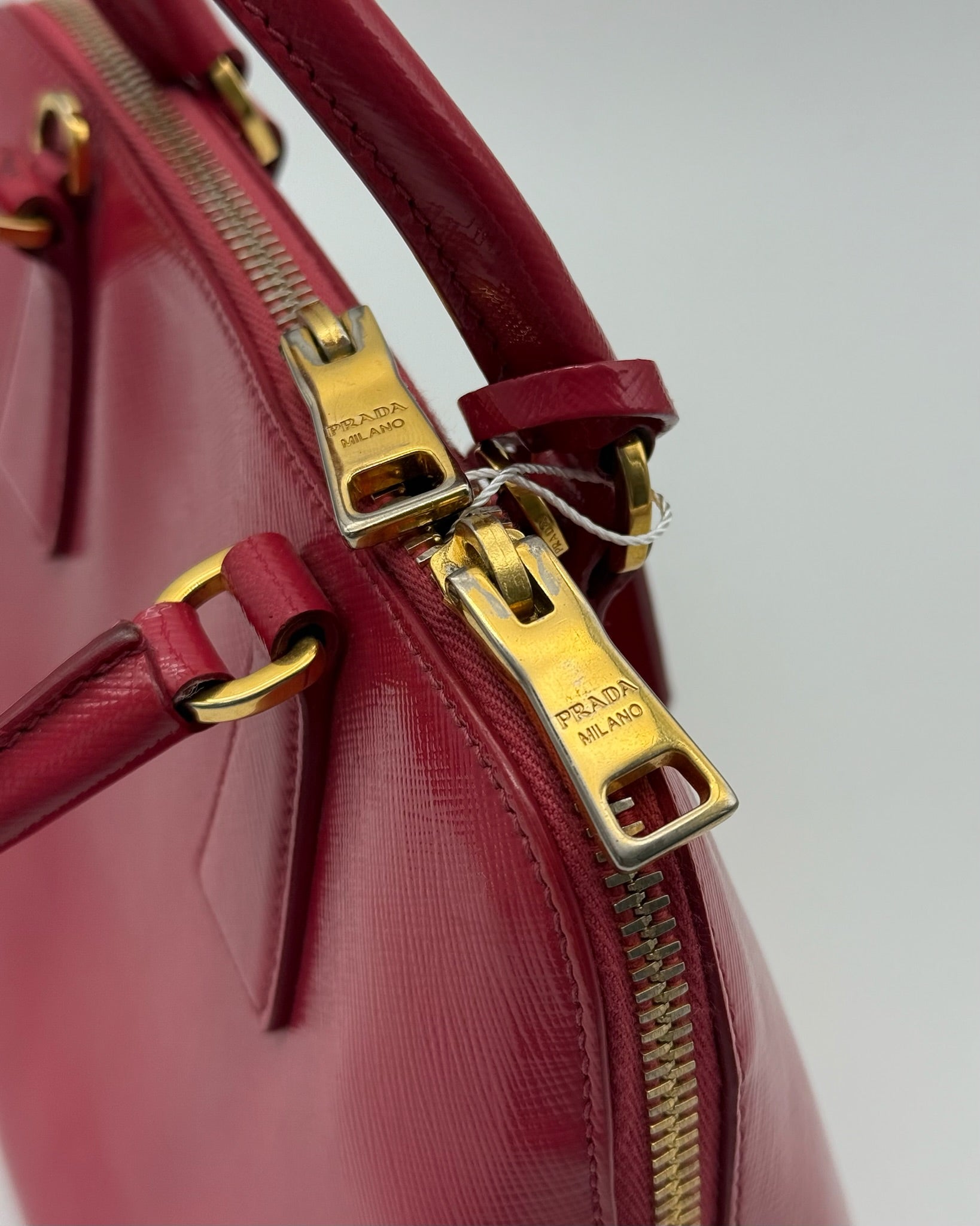Borsa Prada In Pelle Saffiano Rosso Lampone Con Tracolla E Logo Oro