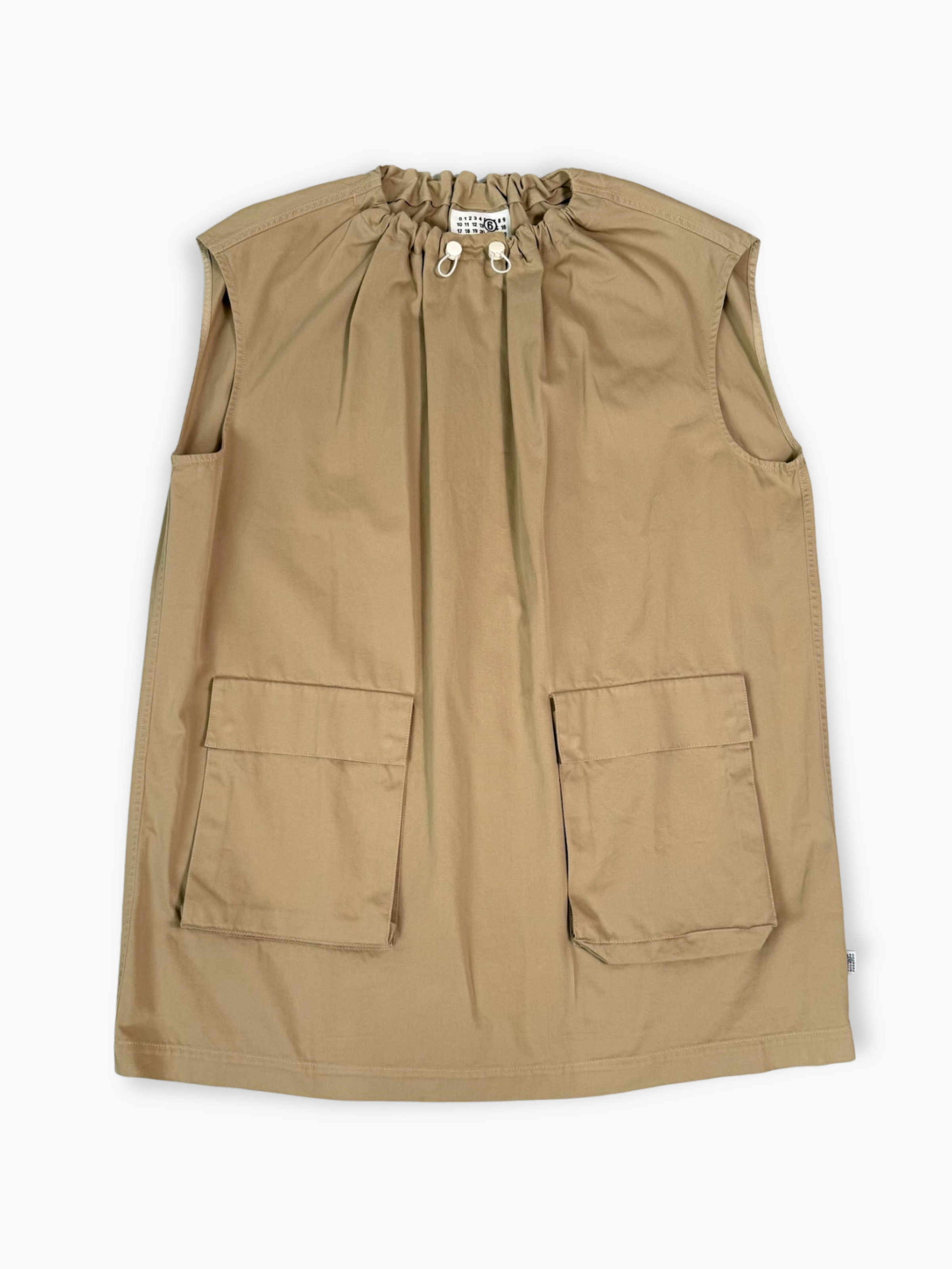 Vestito beige senza maniche MM6 Maison Margiela con coulisse al collo e grandi tasche frontali
