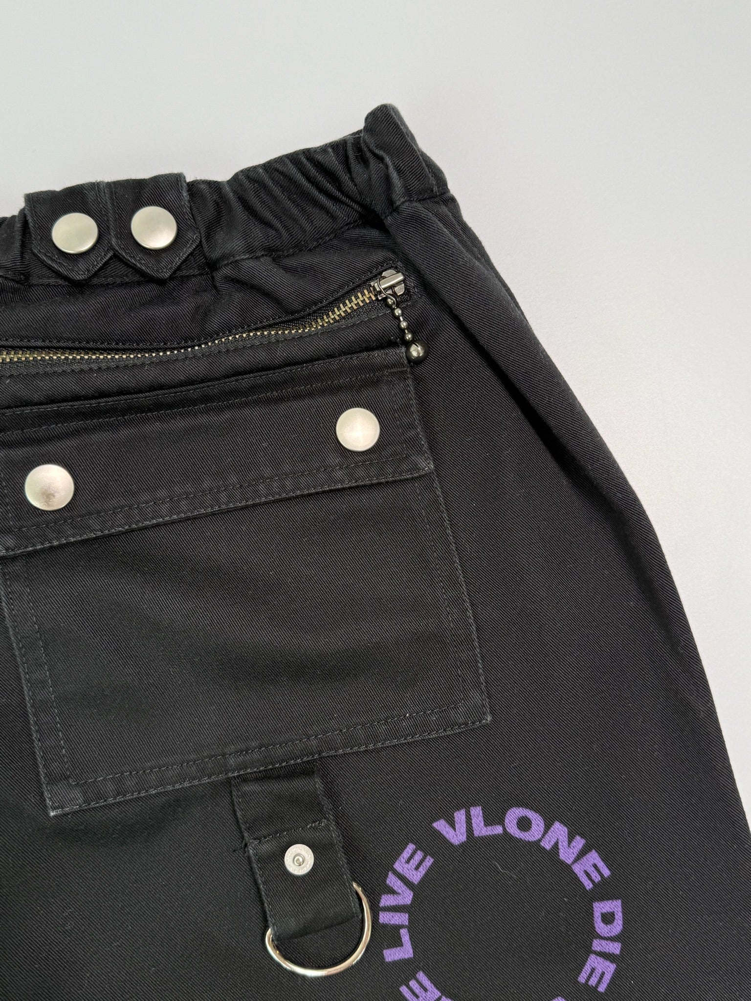 Pantaloni Neri Vlone Con Stampa Viola E Dettagli Utility