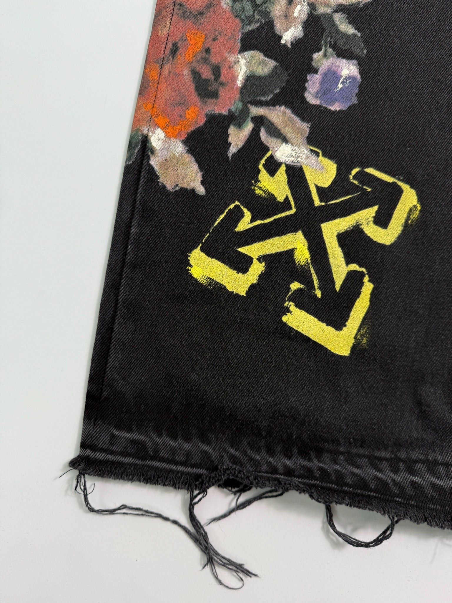 Jeans Neri Ricamati Con Fiori E Grafiche Logo