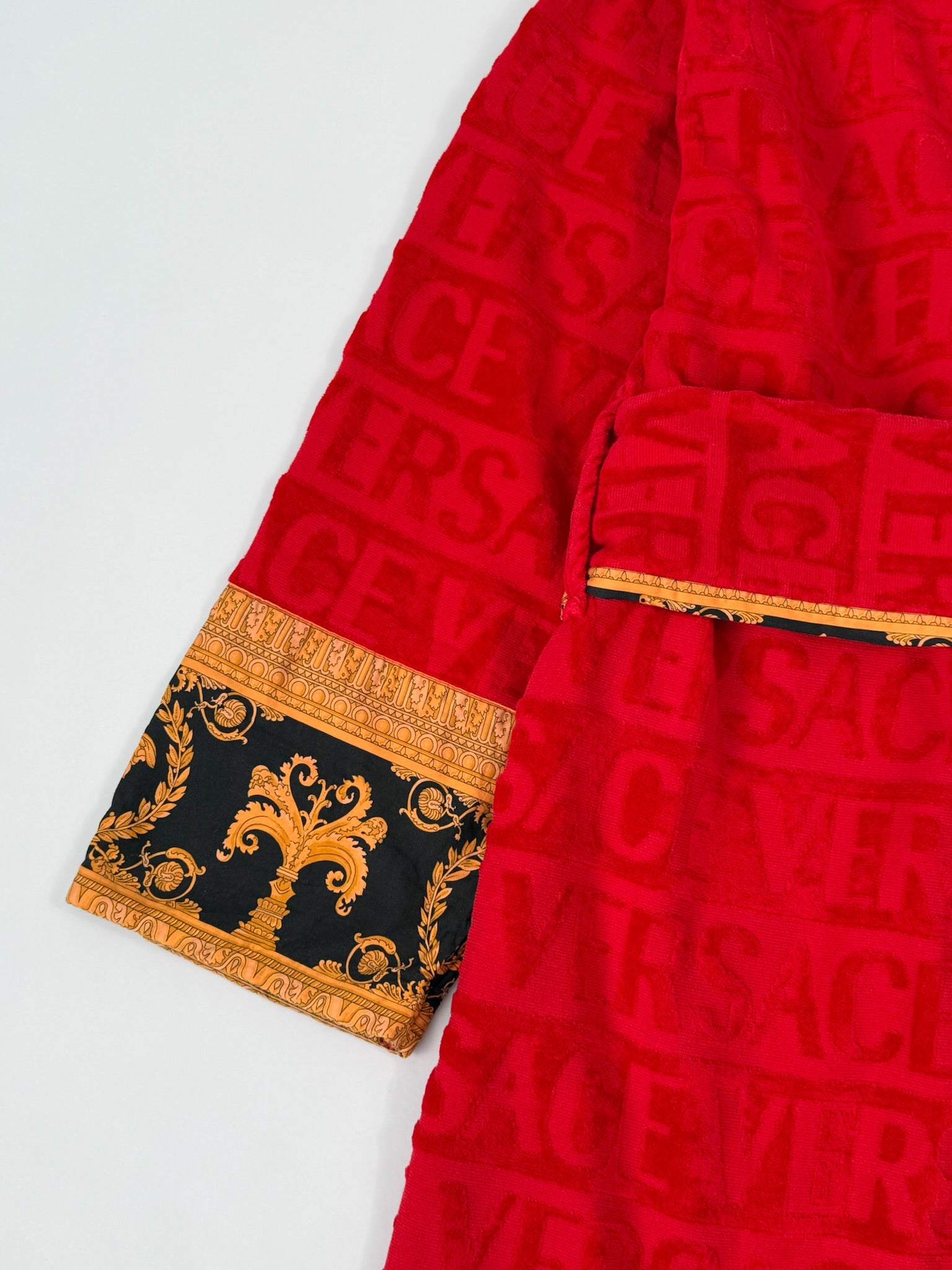 Accappatoio Rosso Con Logo All Over E Maniche Barocche
