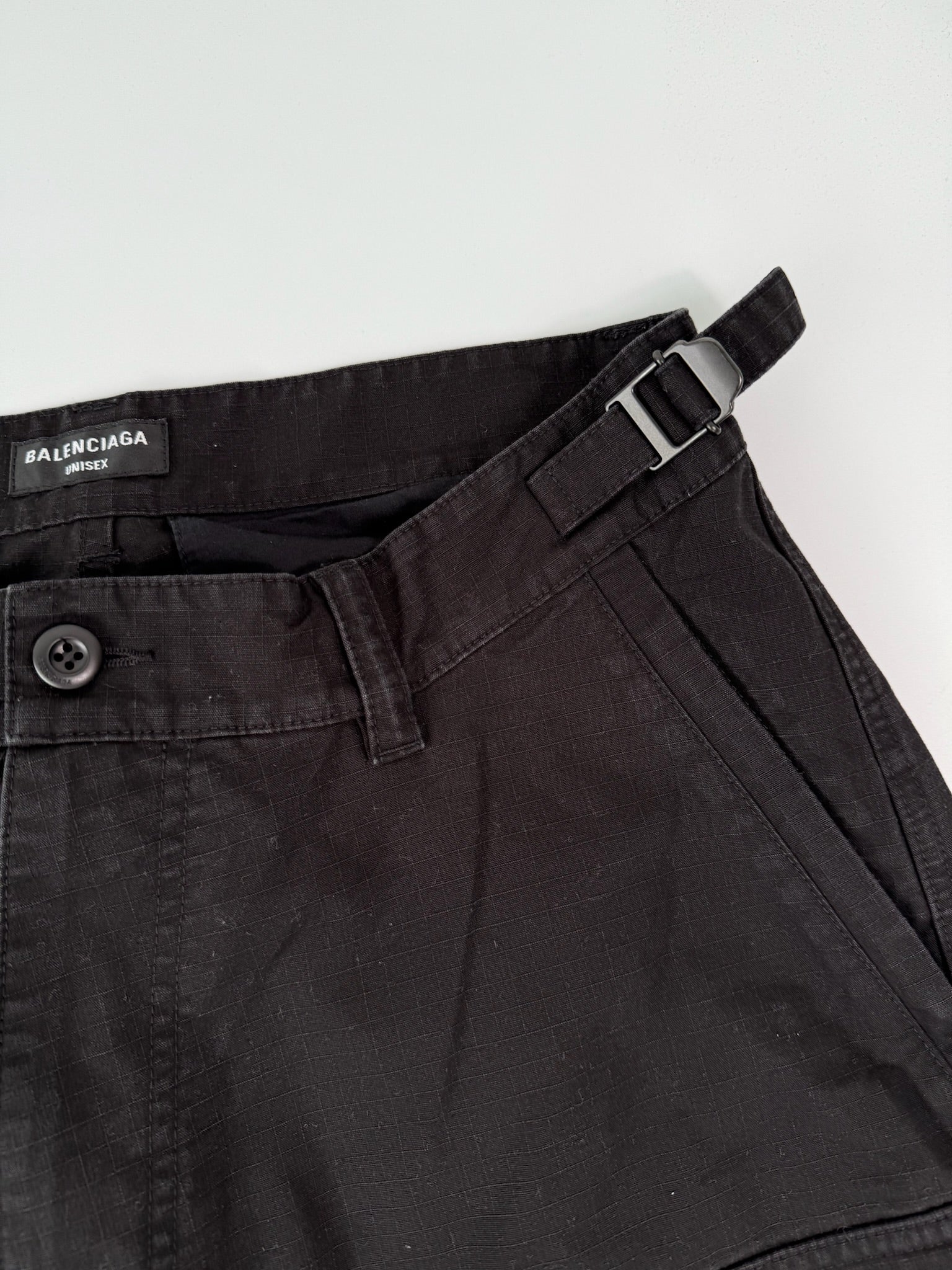 Pantaloni Cargo Neri Con Tasche E Zip Decorative