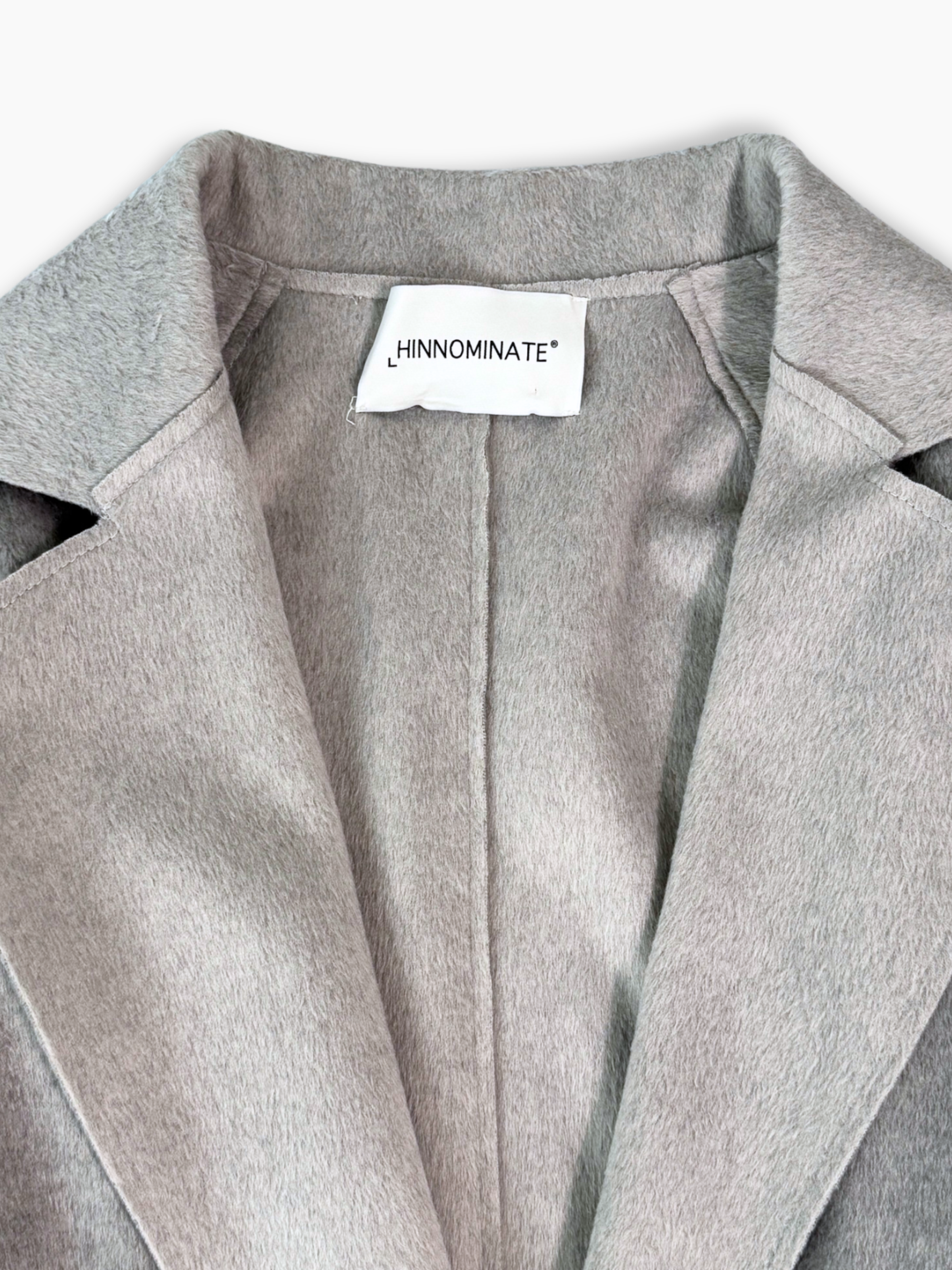 Cappotto Grigio Con Scollatura A Lancia