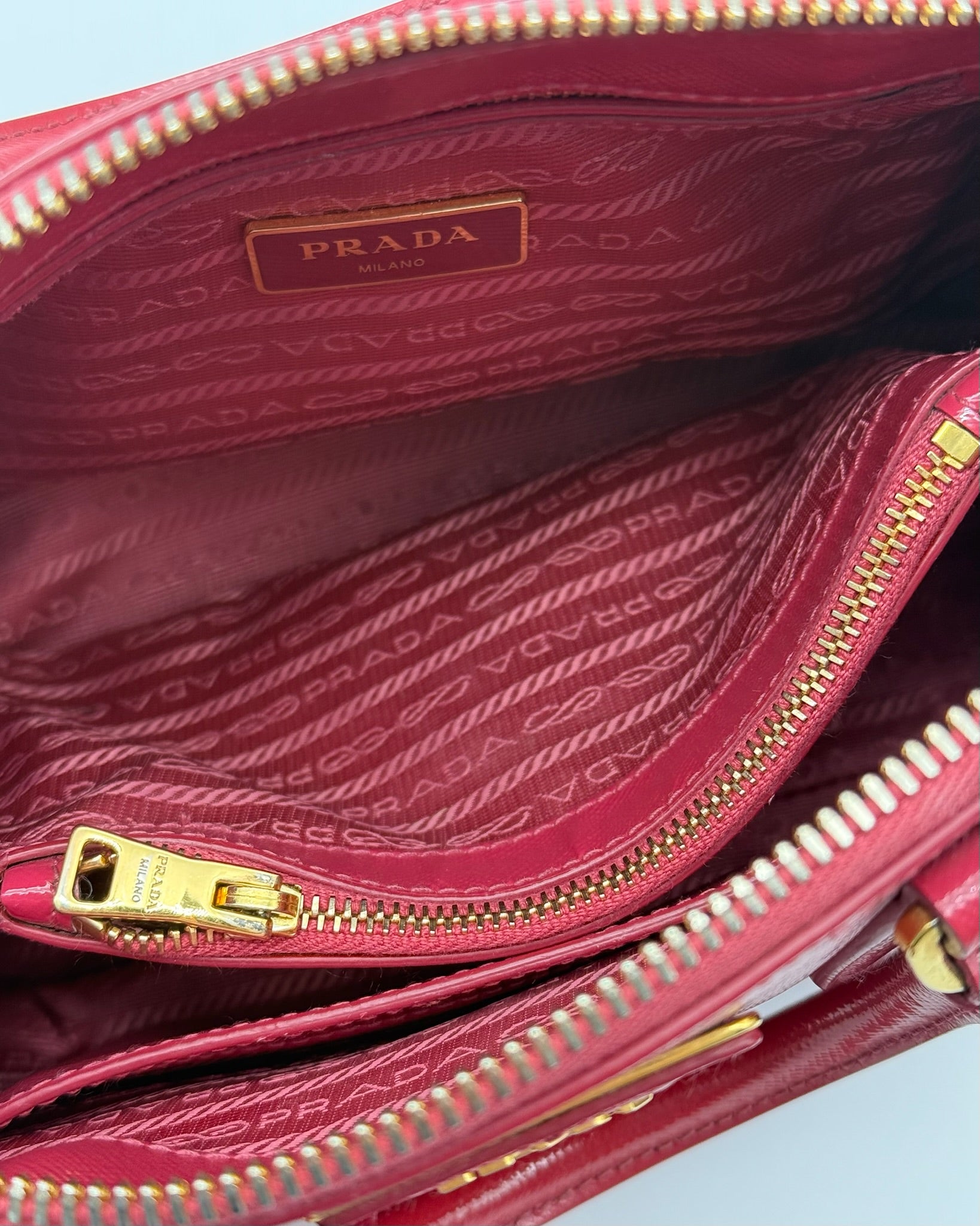 Borsa Prada In Pelle Saffiano Rosso Lampone Con Tracolla E Logo Oro