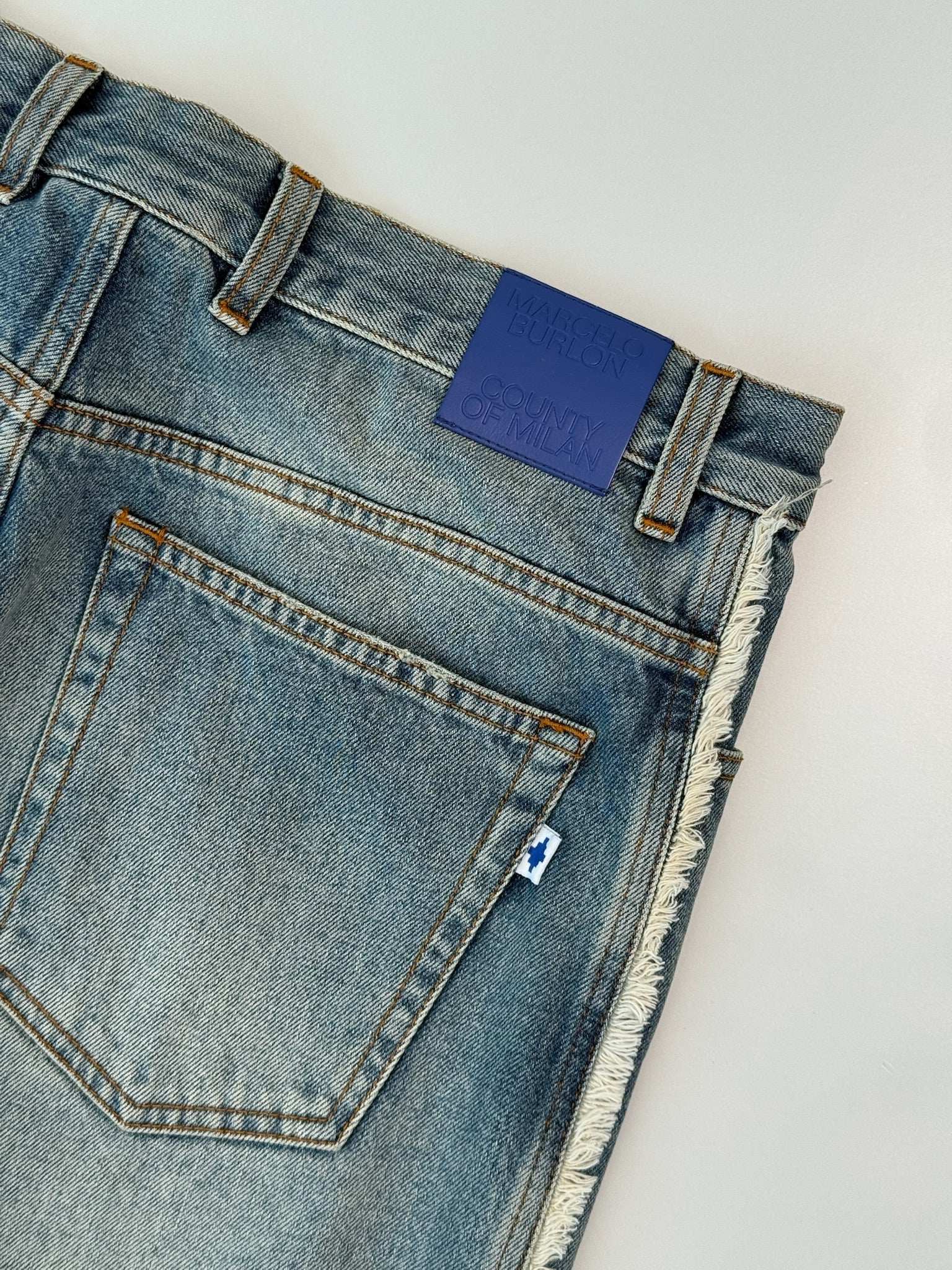 Jeans Stonewash Con Cuciture Sfrangiate