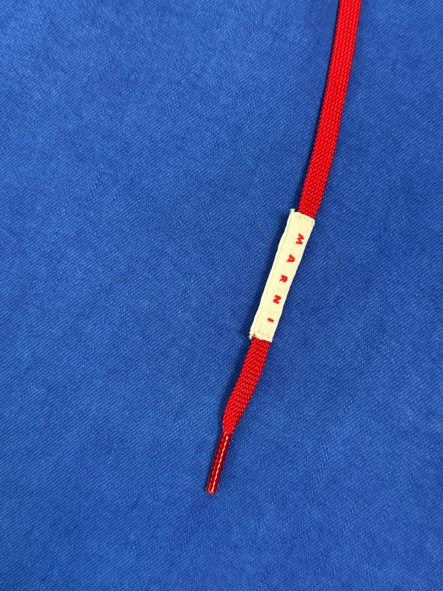 Pantaloni In Denim Blu A Gamba Larga Con Cintura Rossa Integrata