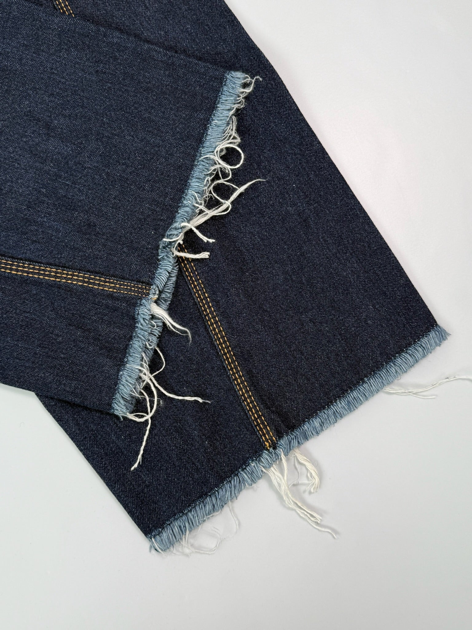 Pantaloni In Denim Blu Con Fondo Sfrangiato