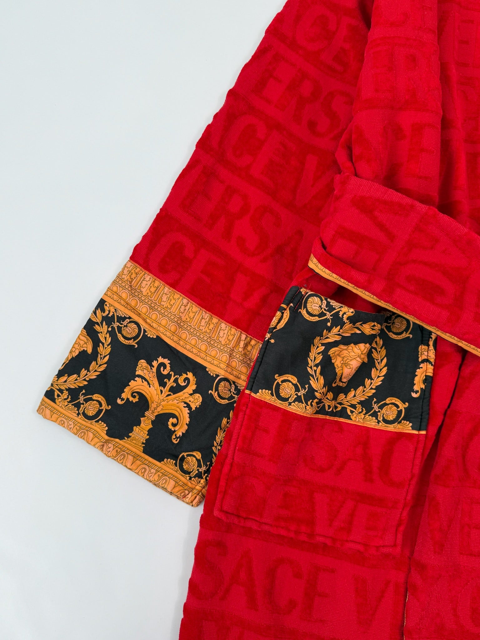Accappatoio Rosso Con Logo All Over E Maniche Barocche