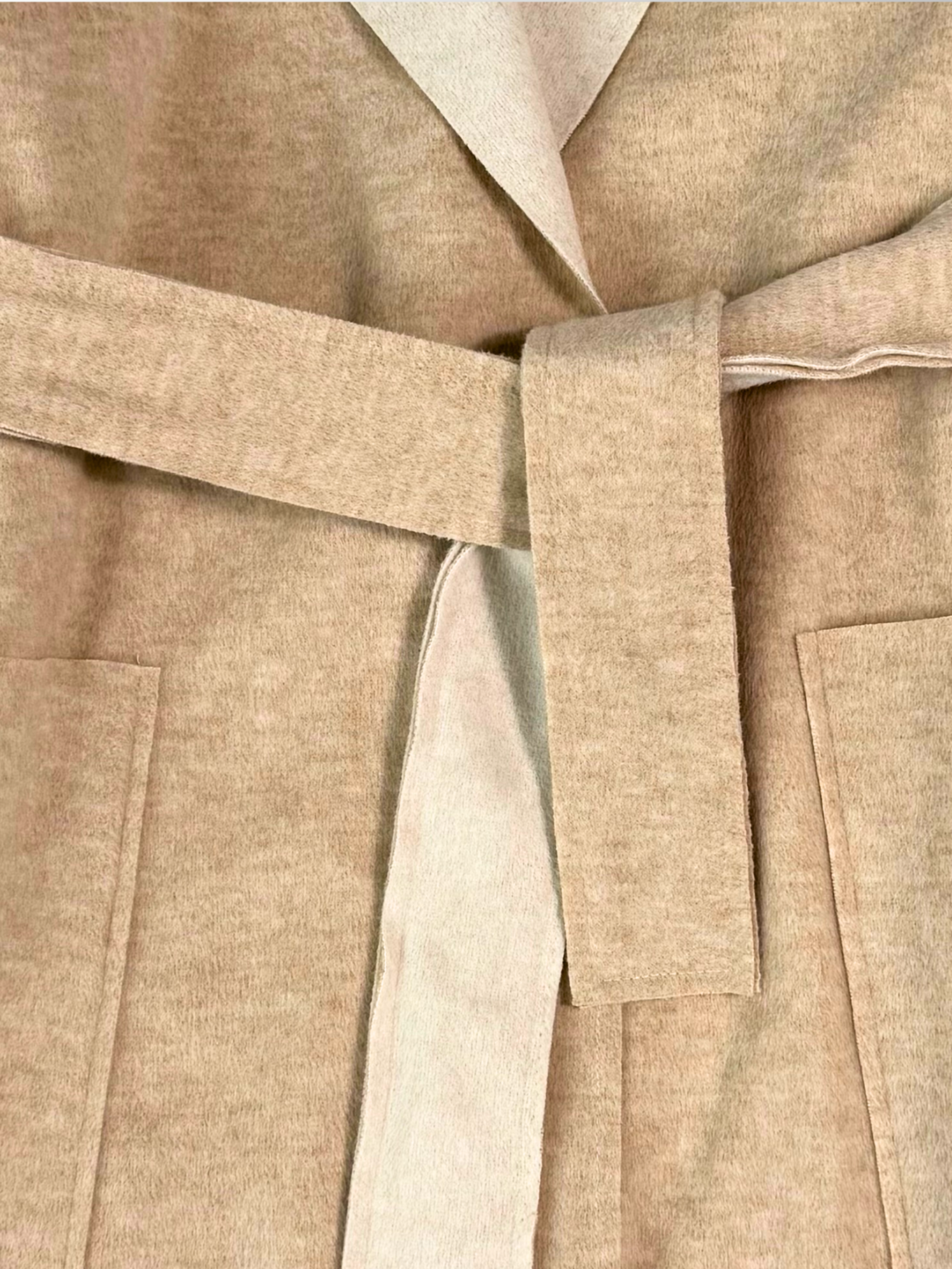 Cappotto Beige Con Scollatura A Lancia
