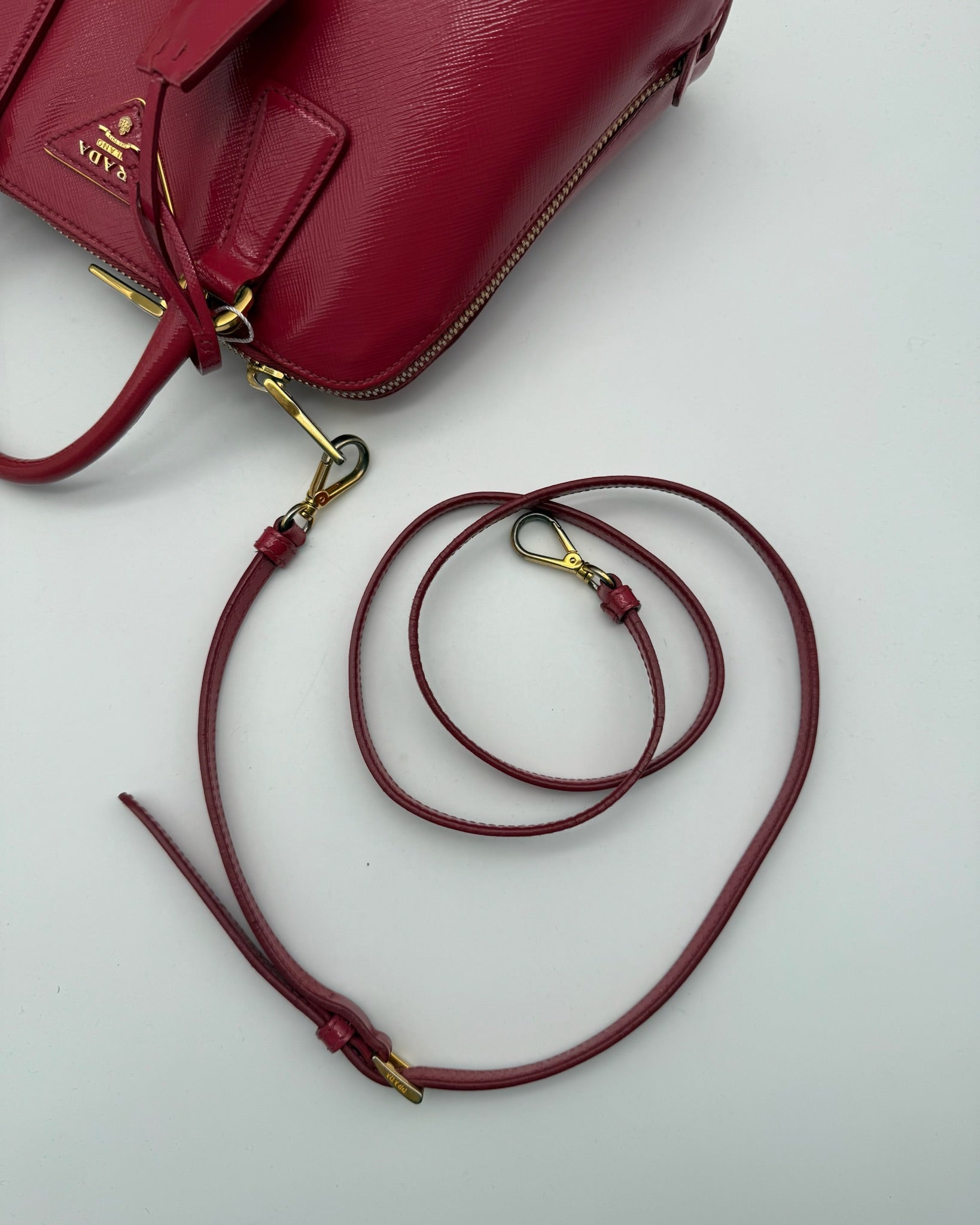 Borsa Prada In Pelle Saffiano Rosso Lampone Con Tracolla E Logo Oro