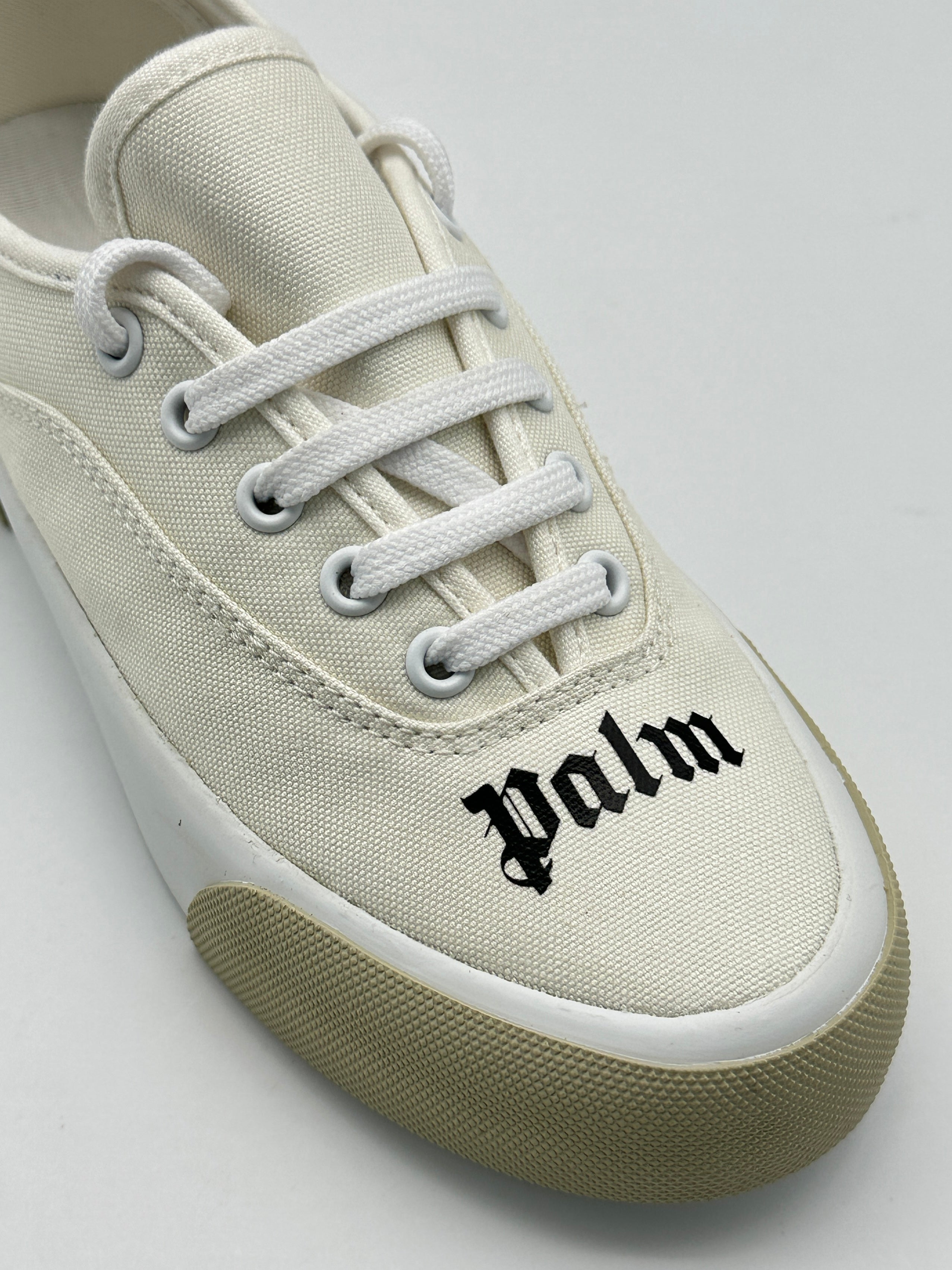 Skater Sneakers Logo