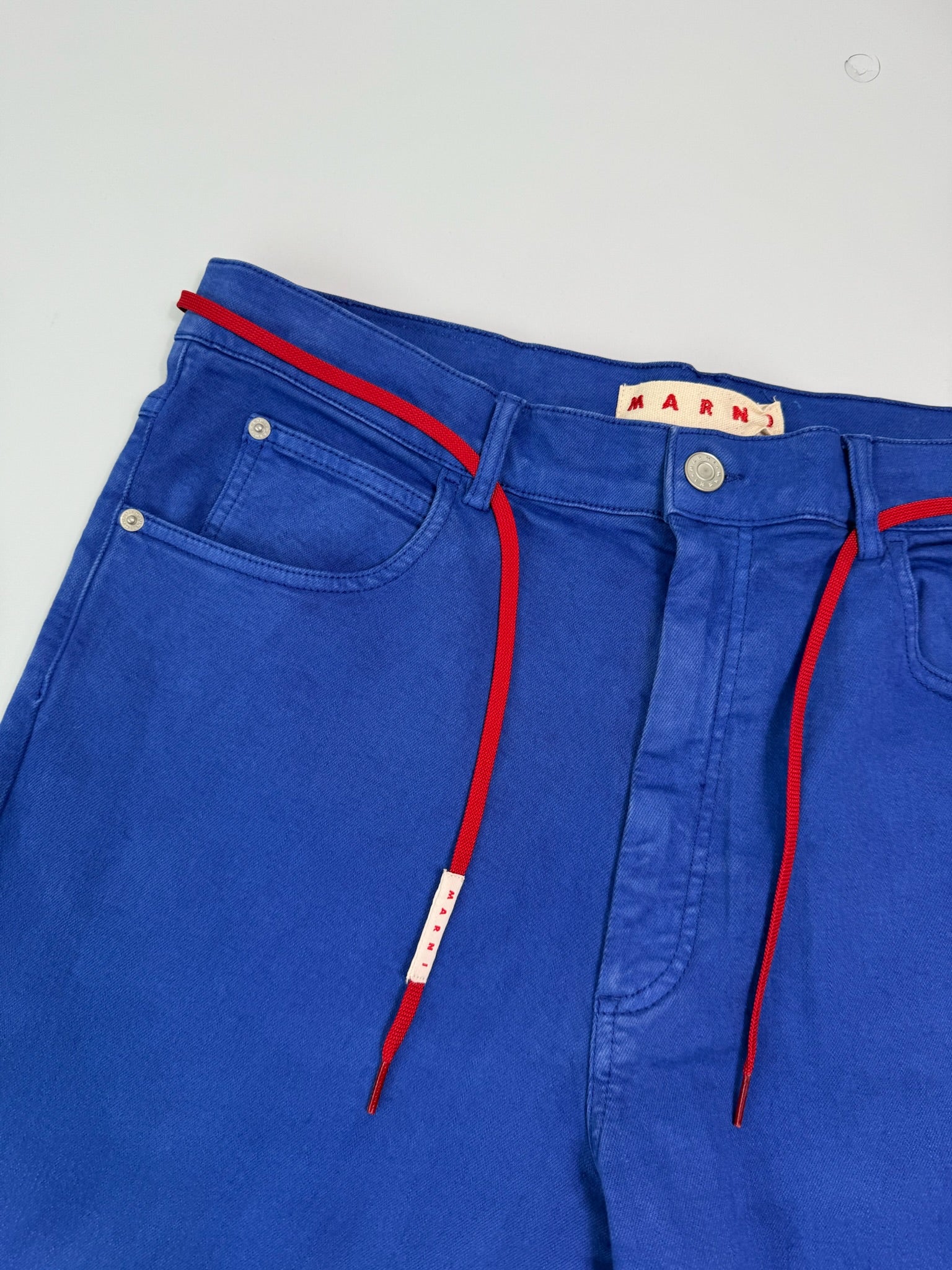 Pantaloni In Denim Blu A Gamba Larga Con Cintura Rossa Integrata