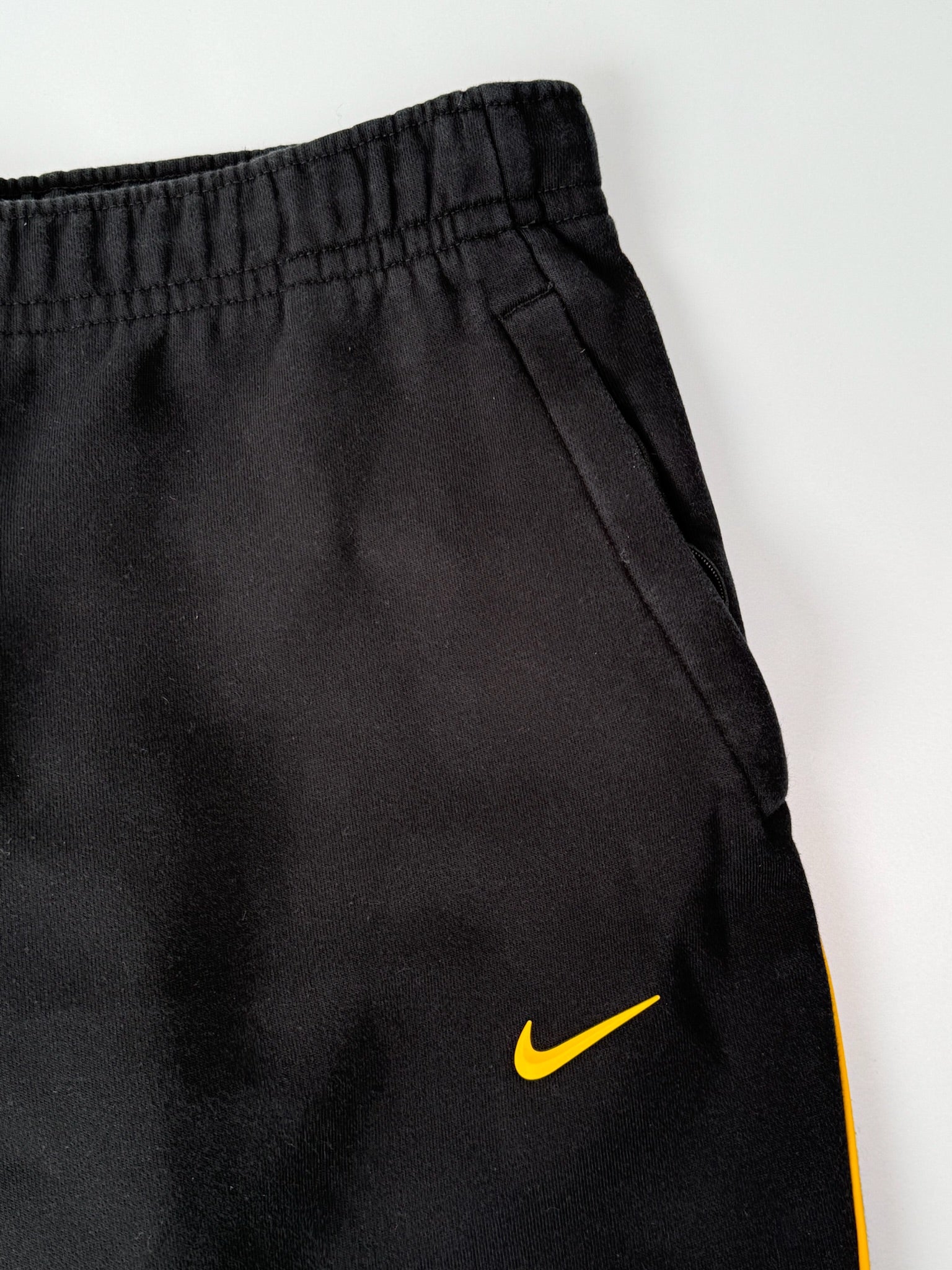 Pantalone Della Tuta Nero Con Dettagli Gialli E Swash Gommato
