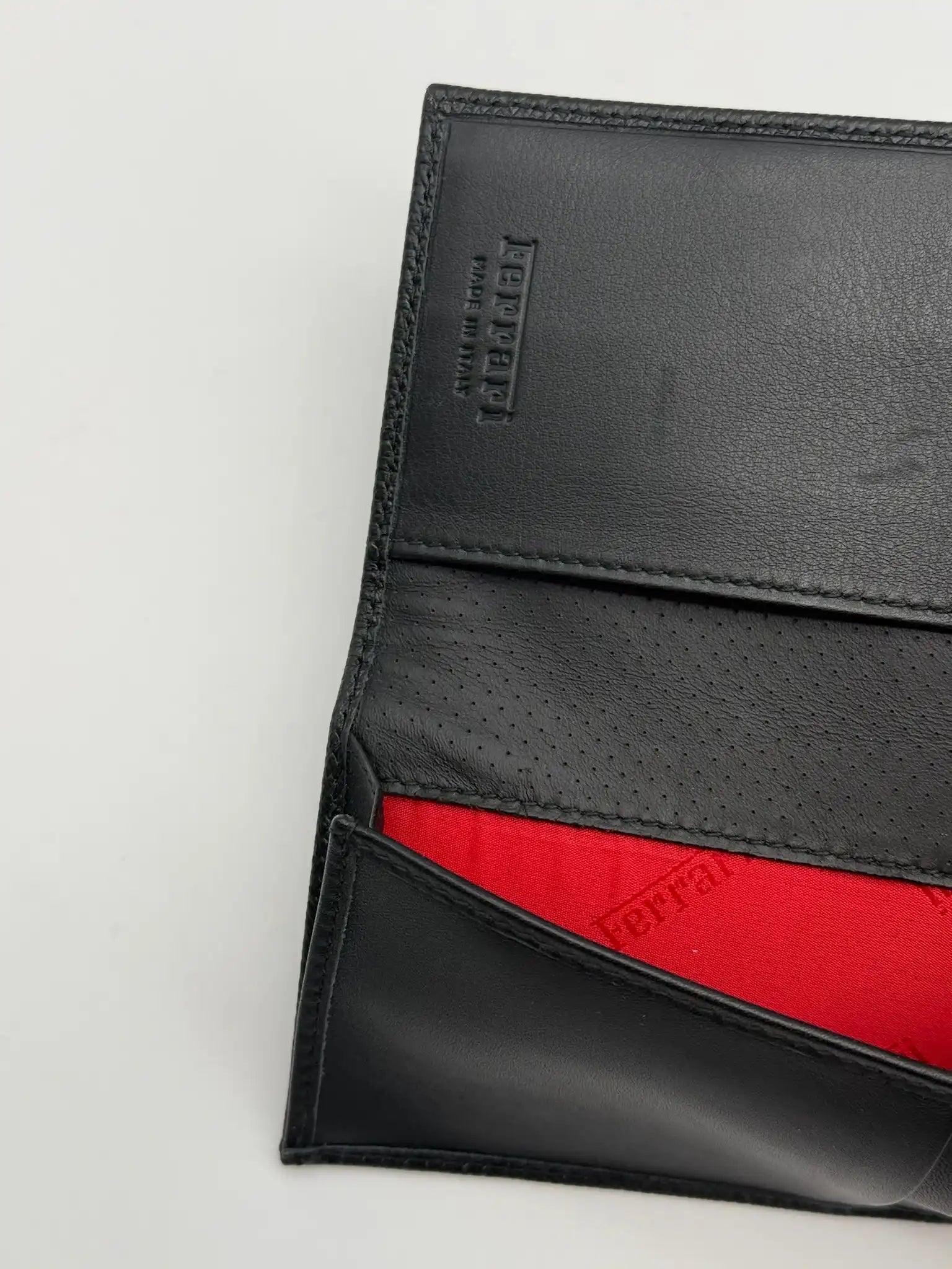 Porta Carte In Pelle Nera Con Interno Rosso
