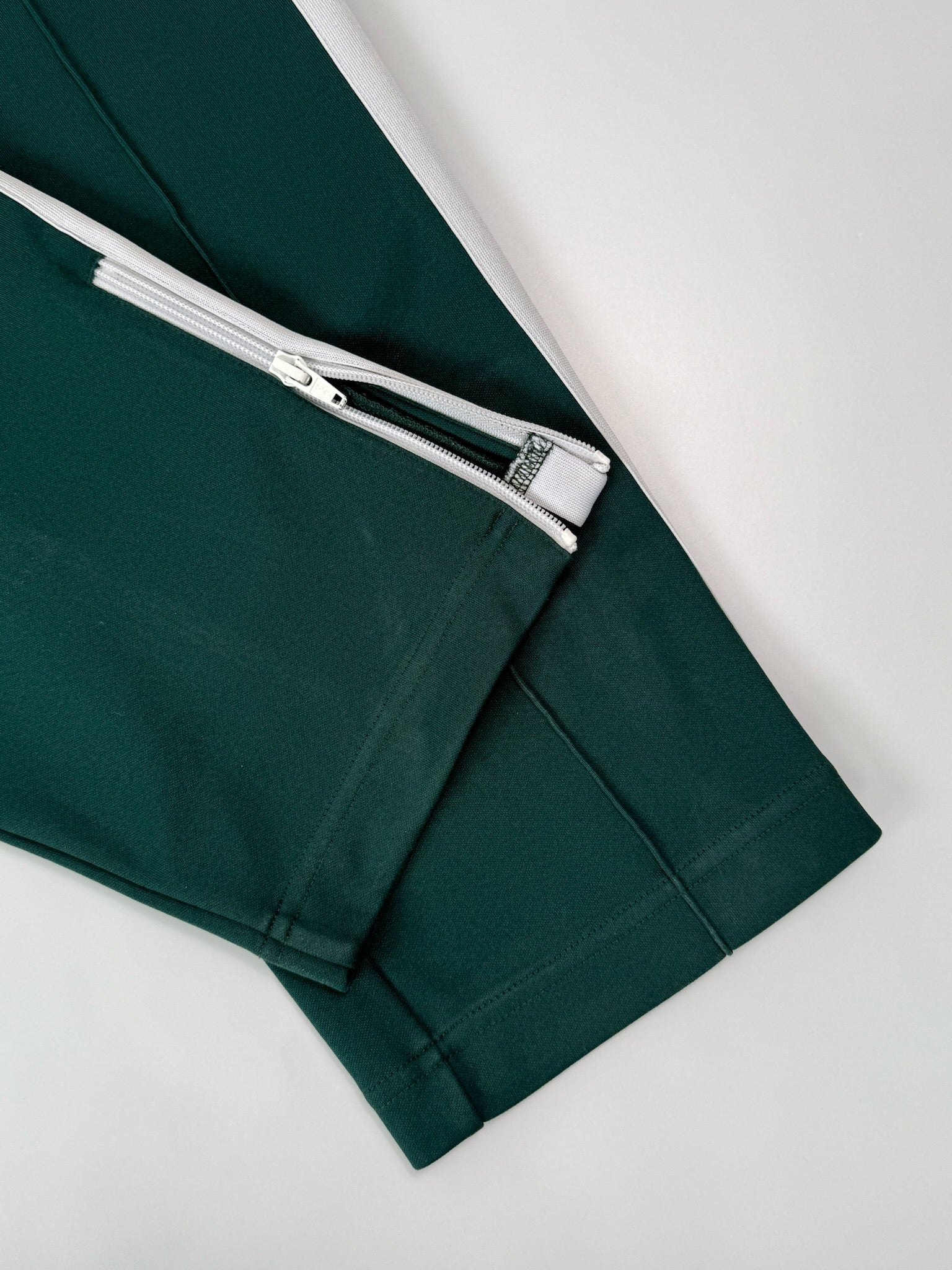 Pantaloni Tuta Verdi Con Bande Laterali Bianche E Cerniere