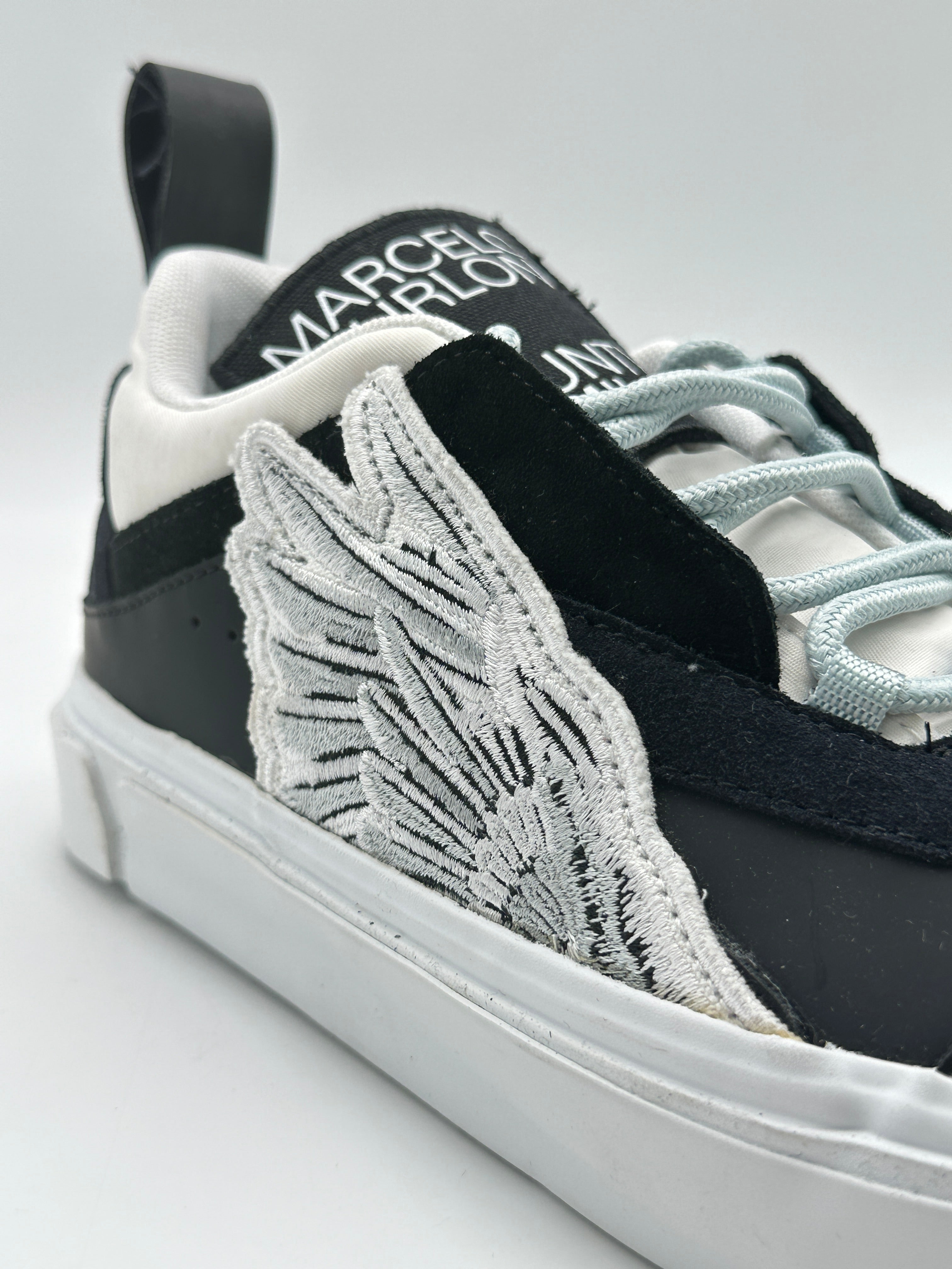 Sneakers Side Wings