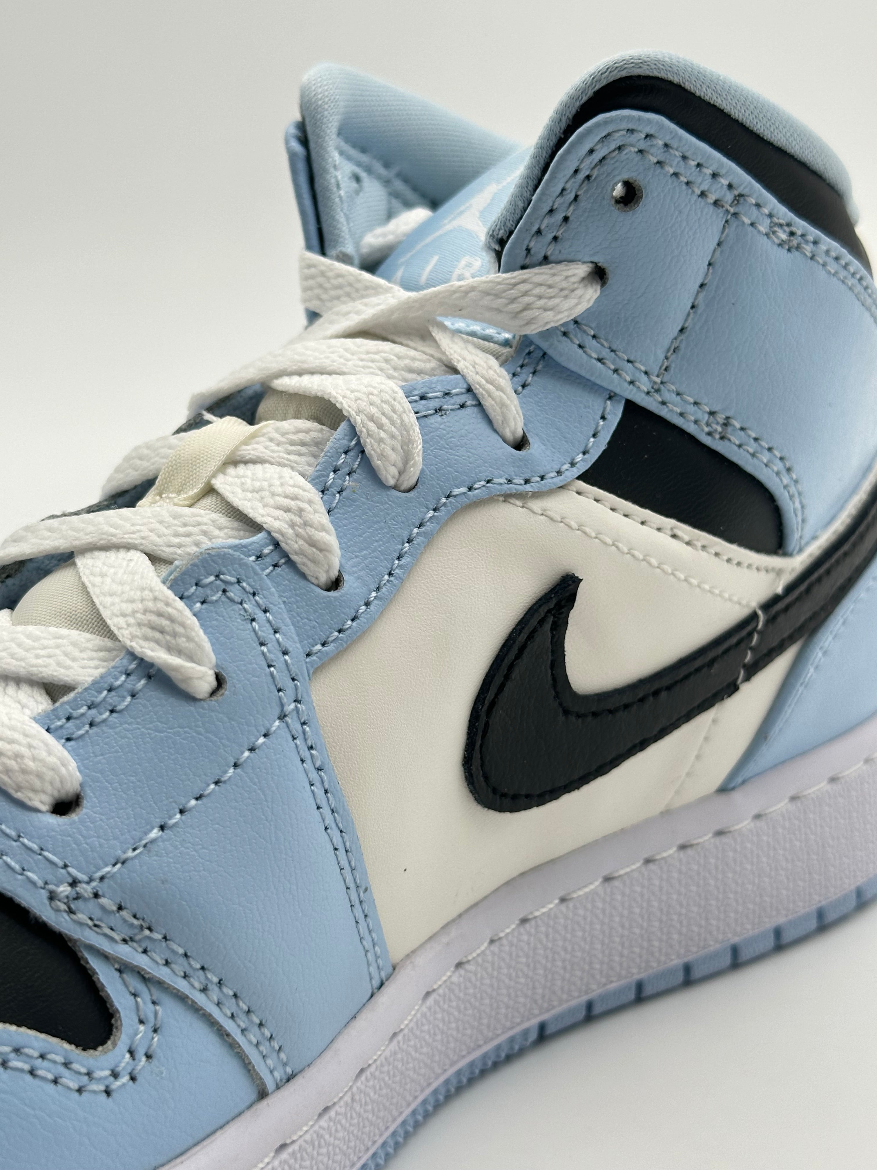 Jordan 1 Mid Ice Blue