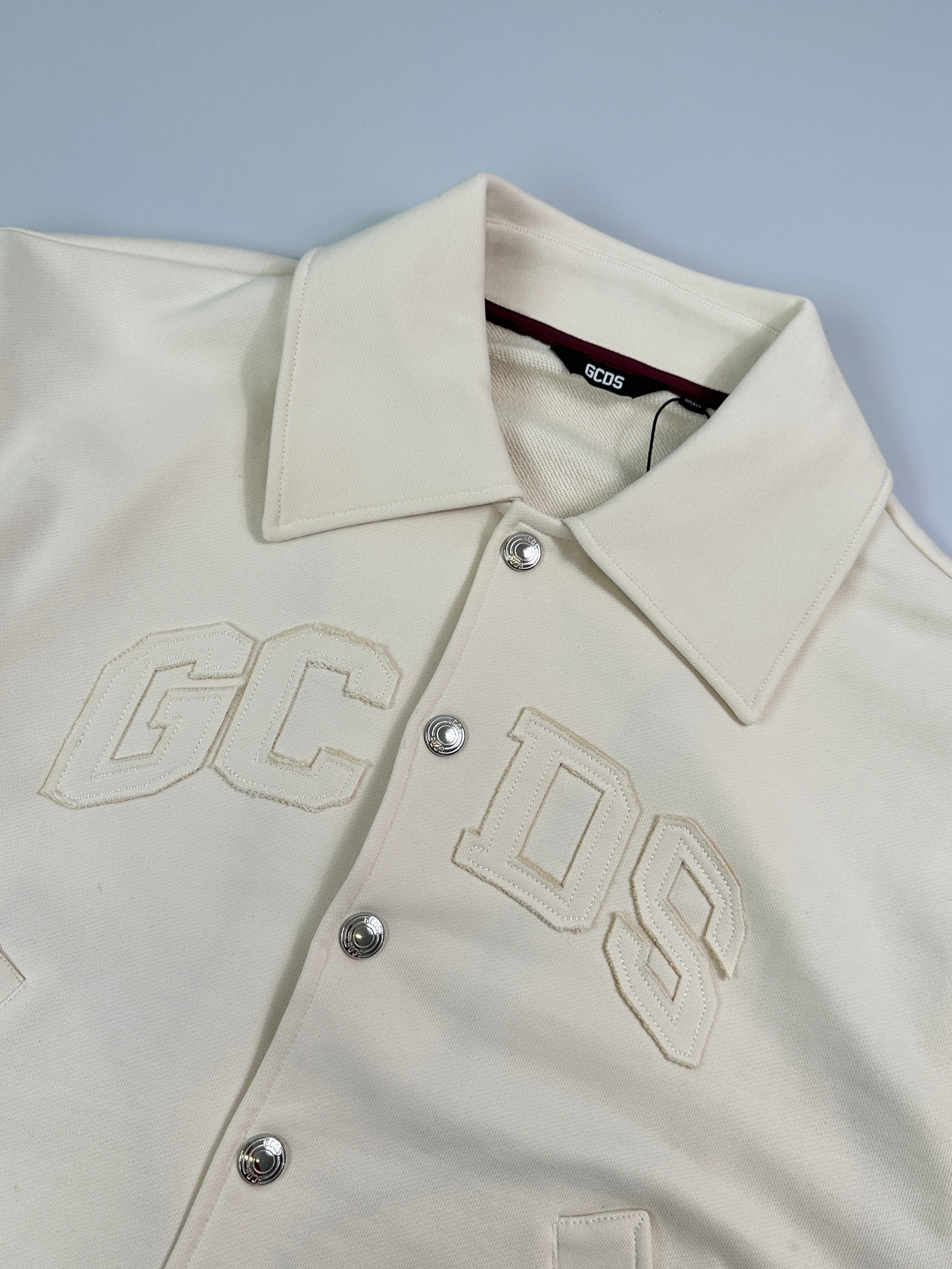 GCDS, bomber varsity, giacca jersey, logo ricamato, moda streetwear, giacca sportiva
