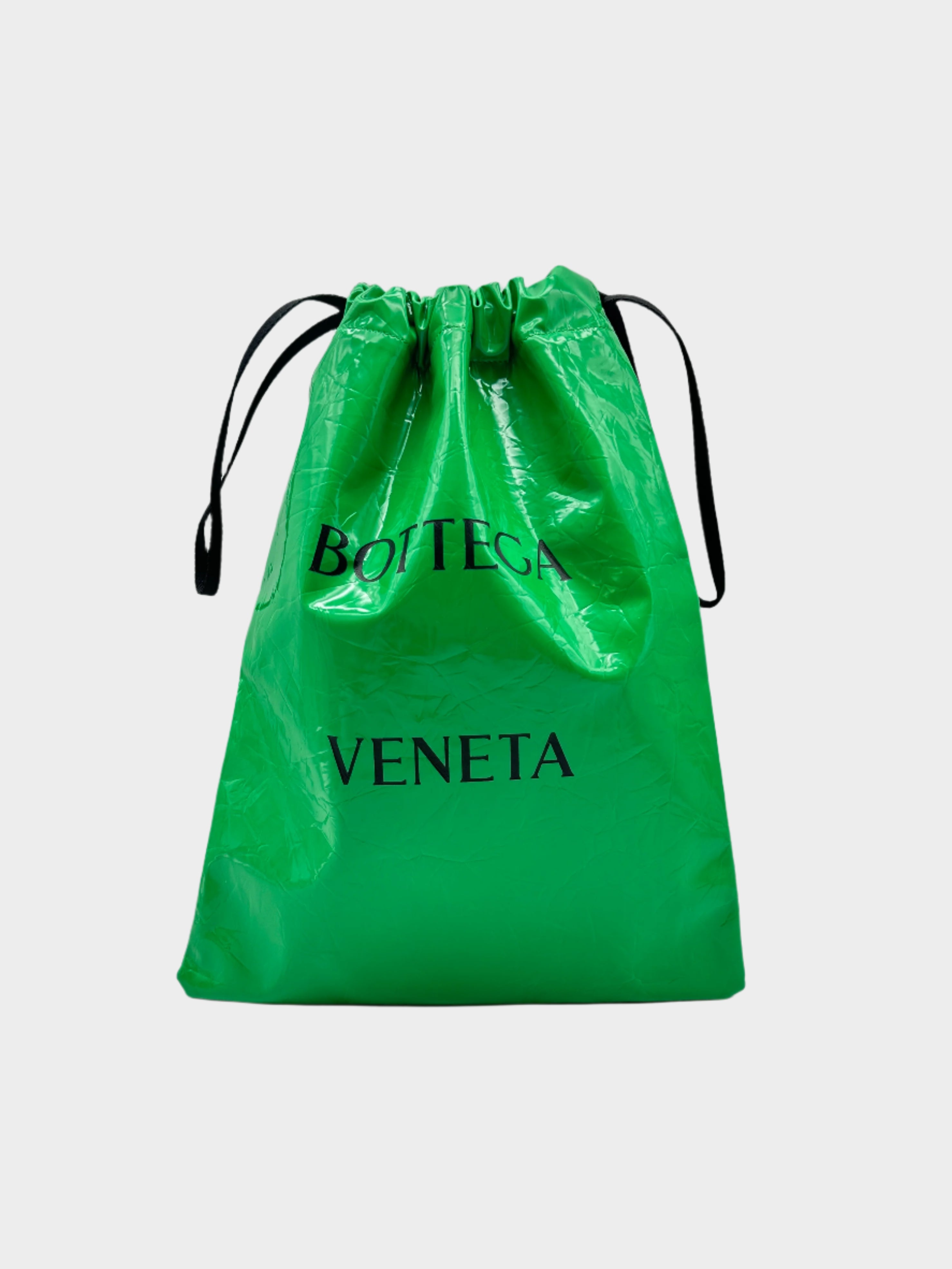Scopri la borsa a mano Bottega Veneta Dustbag Style in pelle glossy con chiusura a coulisse. Design esclusivo e finitura lucida. Acquista ora su Qlhype