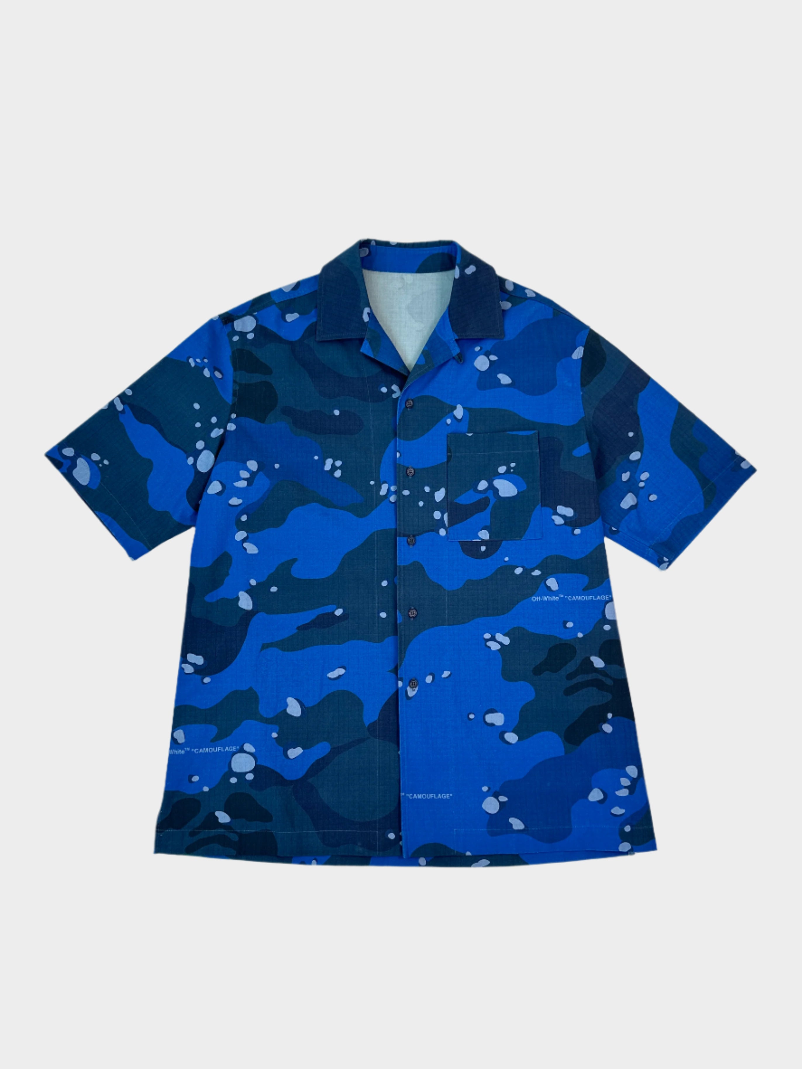 Camicia Off-White camouflage blu in popeline di cotone con maniche corte, colletto bowling e vestibilità over. Acquista su Qlhype!